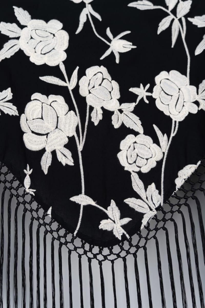 Mantoncillo con estampado color negro 