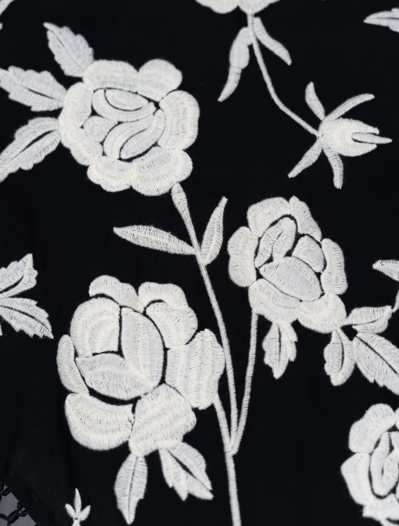 Mantoncillo con estampado color negro 