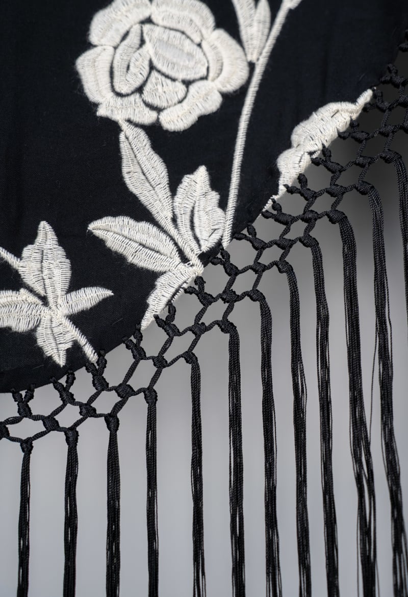 Mantoncillo con estampado color negro 