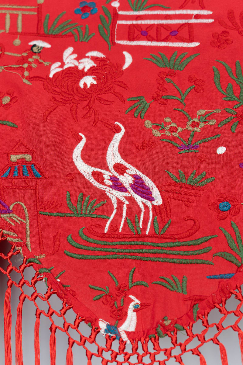 Mantoncillo con estampado chinitos color rojo