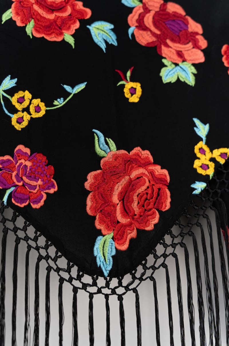 Mantoncilllo con estampado flores color negro
