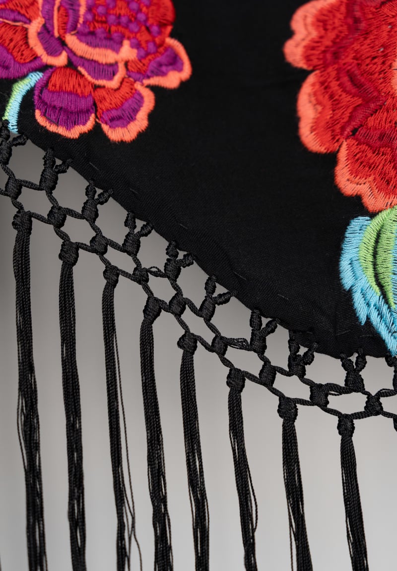 Mantoncilllo con estampado flores color negro