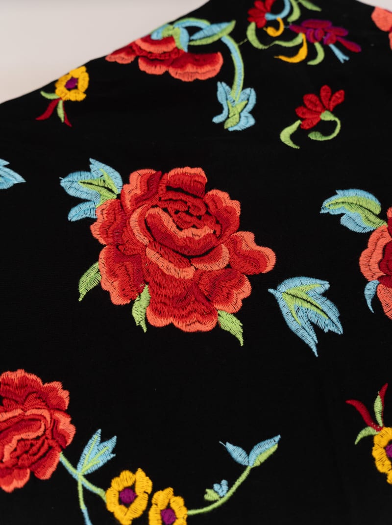 Mantoncilllo con estampado flores color negro