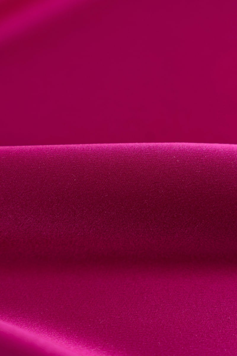 tela crepe saten liso en color fucsia