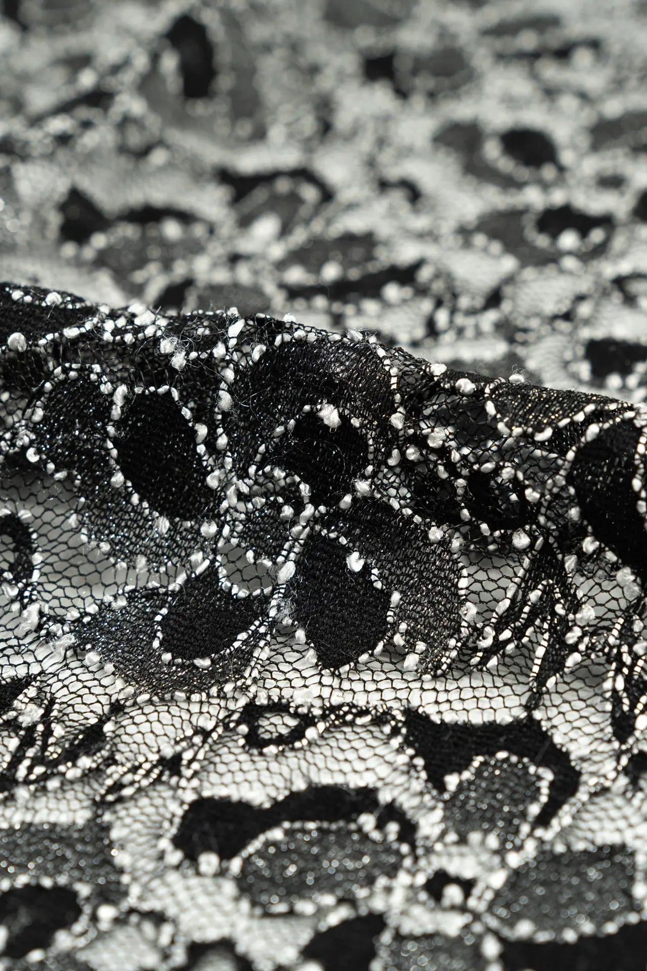 Renda lurex com flor preta