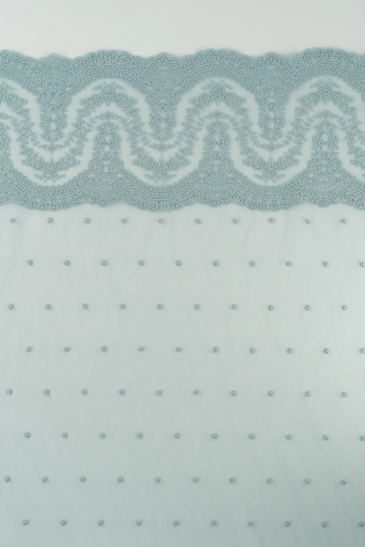 Tule bordado com plumeti azul e rebordo ondulado