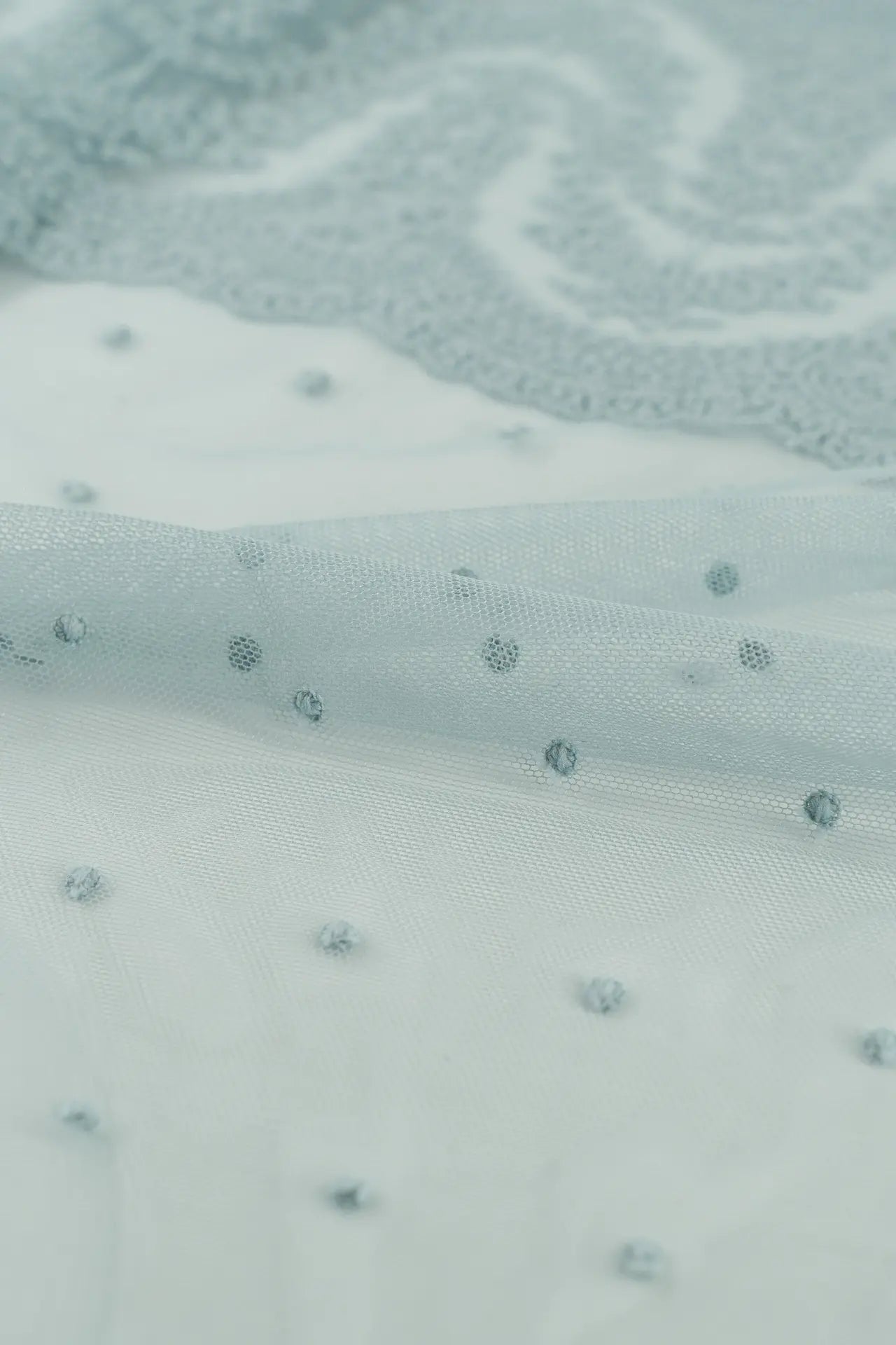 Tule bordado com plumeti azul e rebordo ondulado