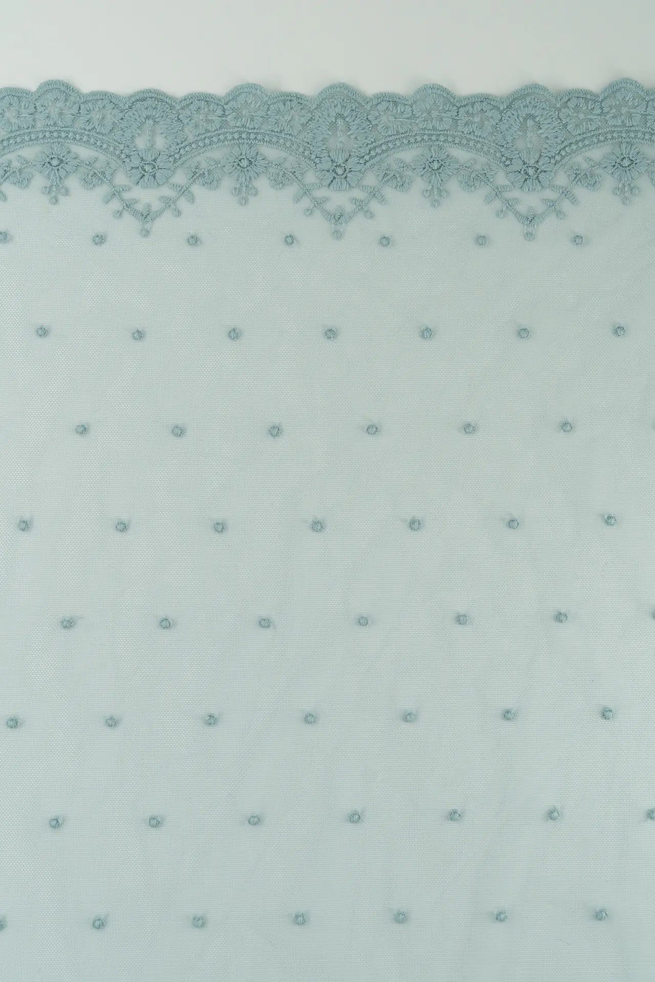 Tule bordado com plumeti azul e pequena orla.