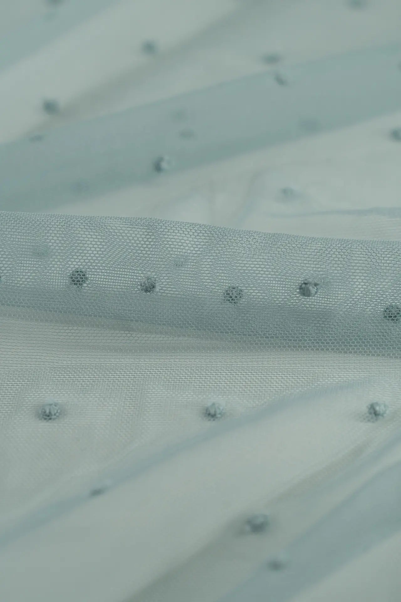 Tule bordado com plumeti azul e pequena orla.