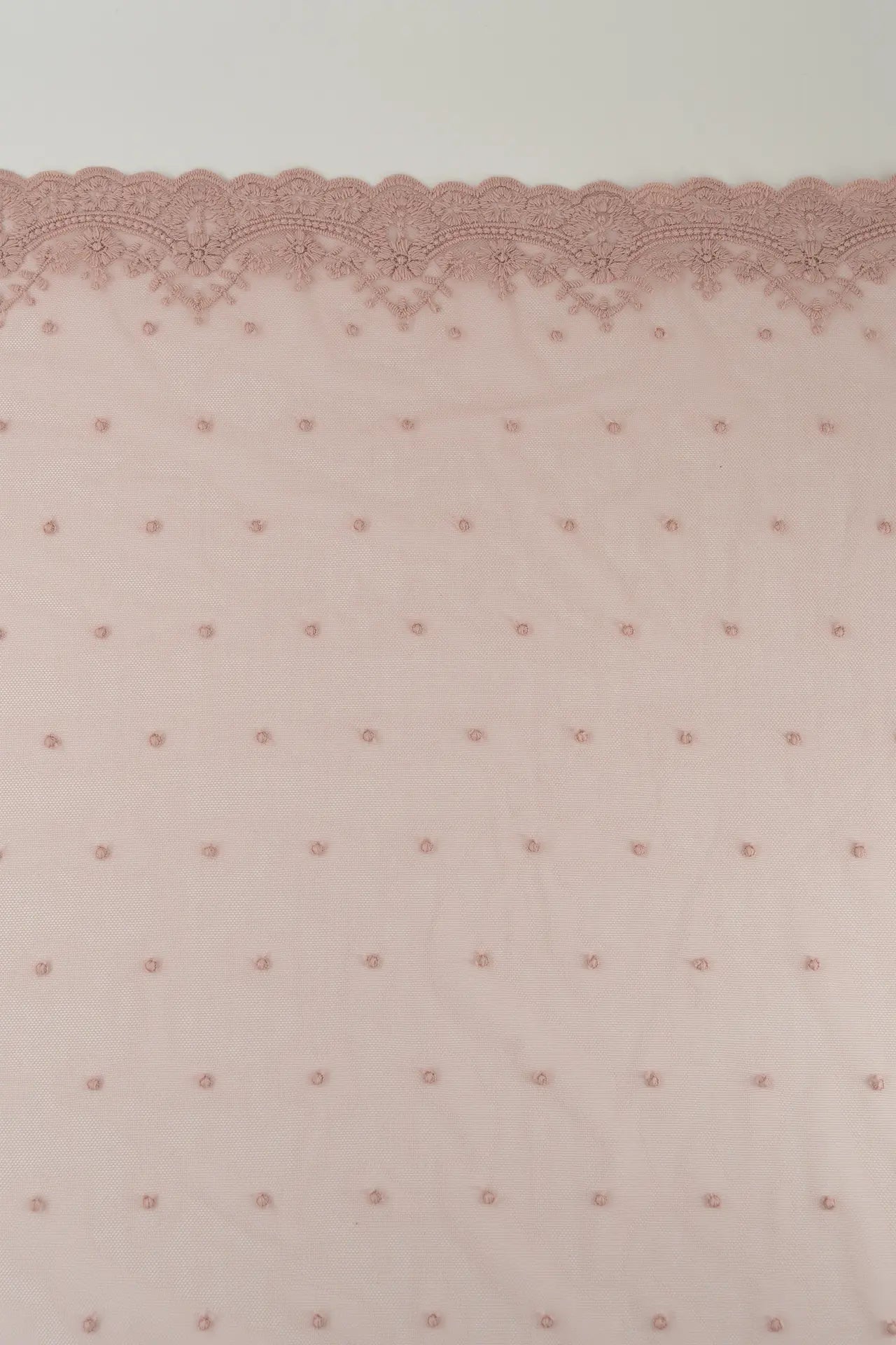 Borda de maquilhagem plumeti bordada em tule pequena