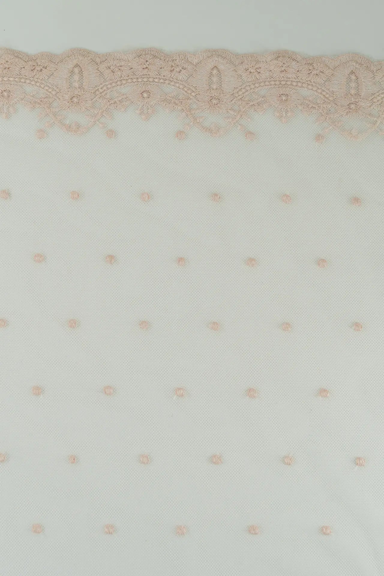 Borda estreita de tule bordado com plumeti rosa