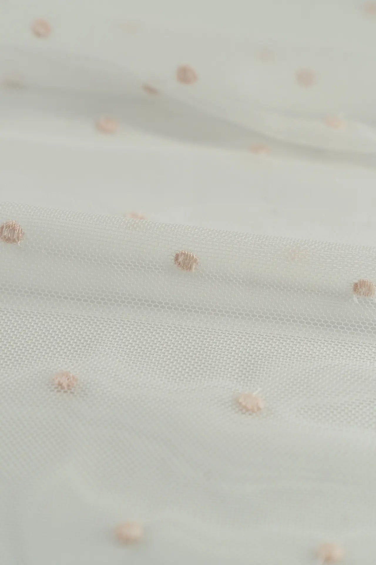 Borda estreita de tule bordado com plumeti rosa