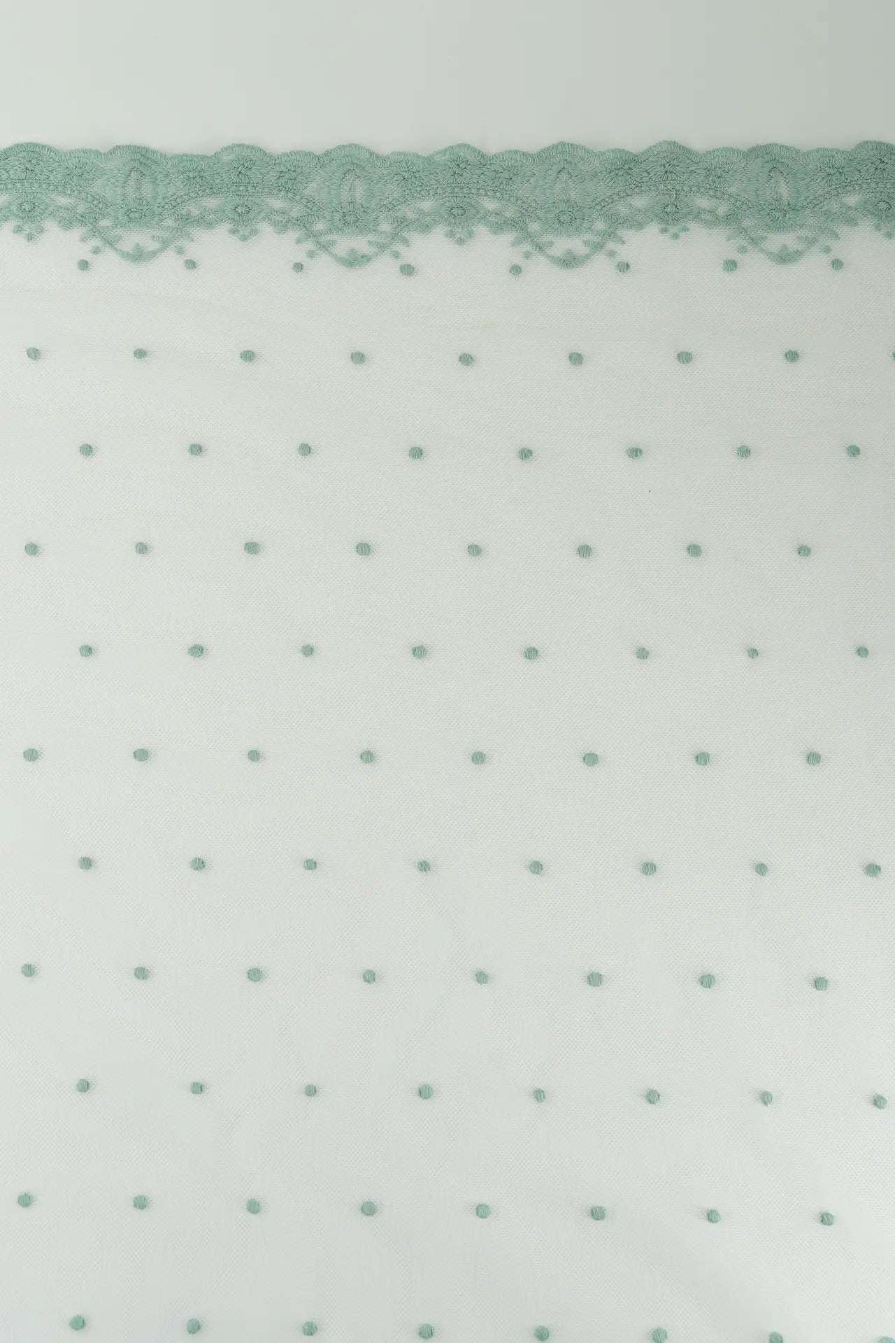 Borda estreita de tule bordado com plumeti verde