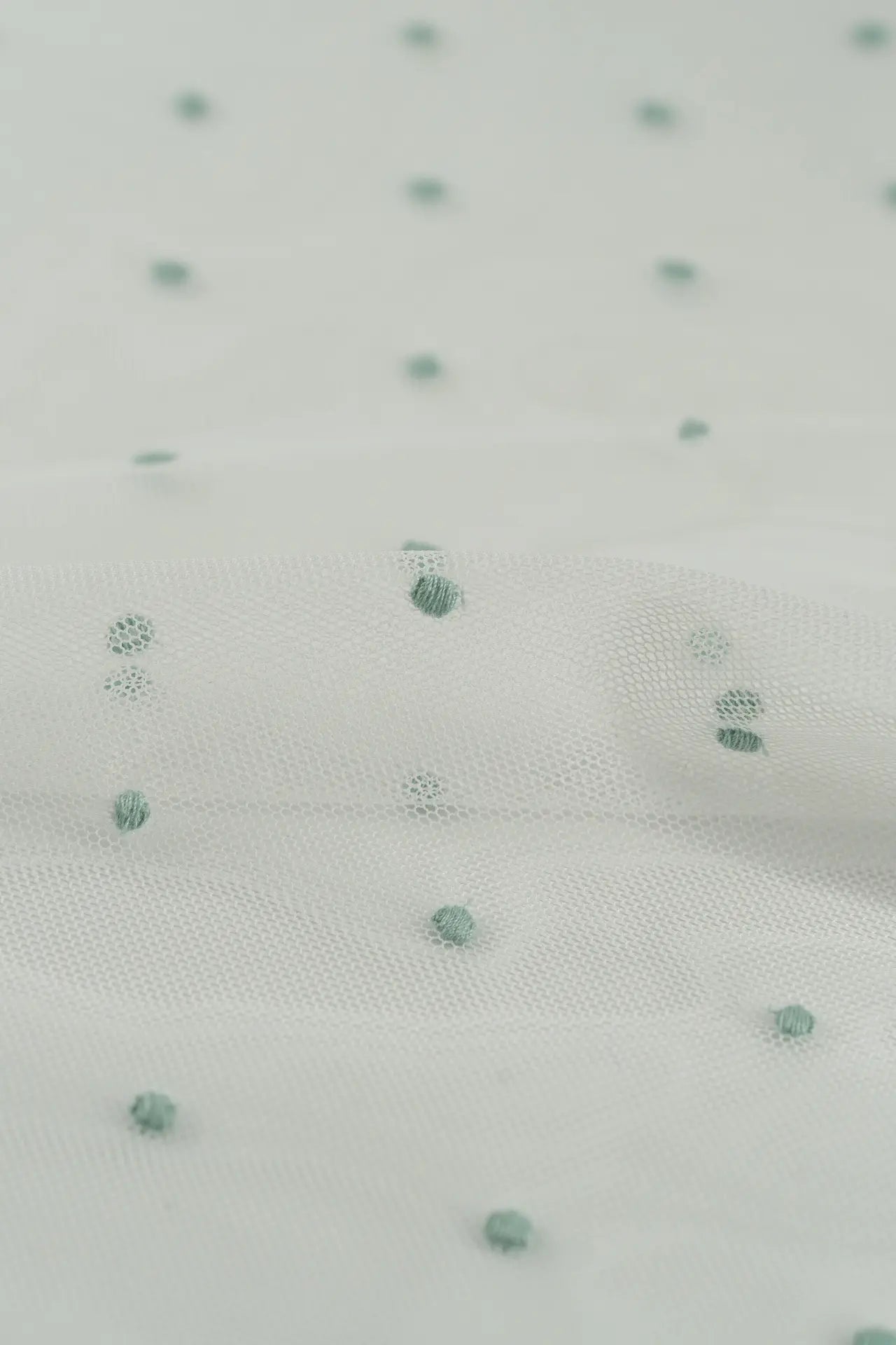 Borda estreita de tule bordado com plumeti verde