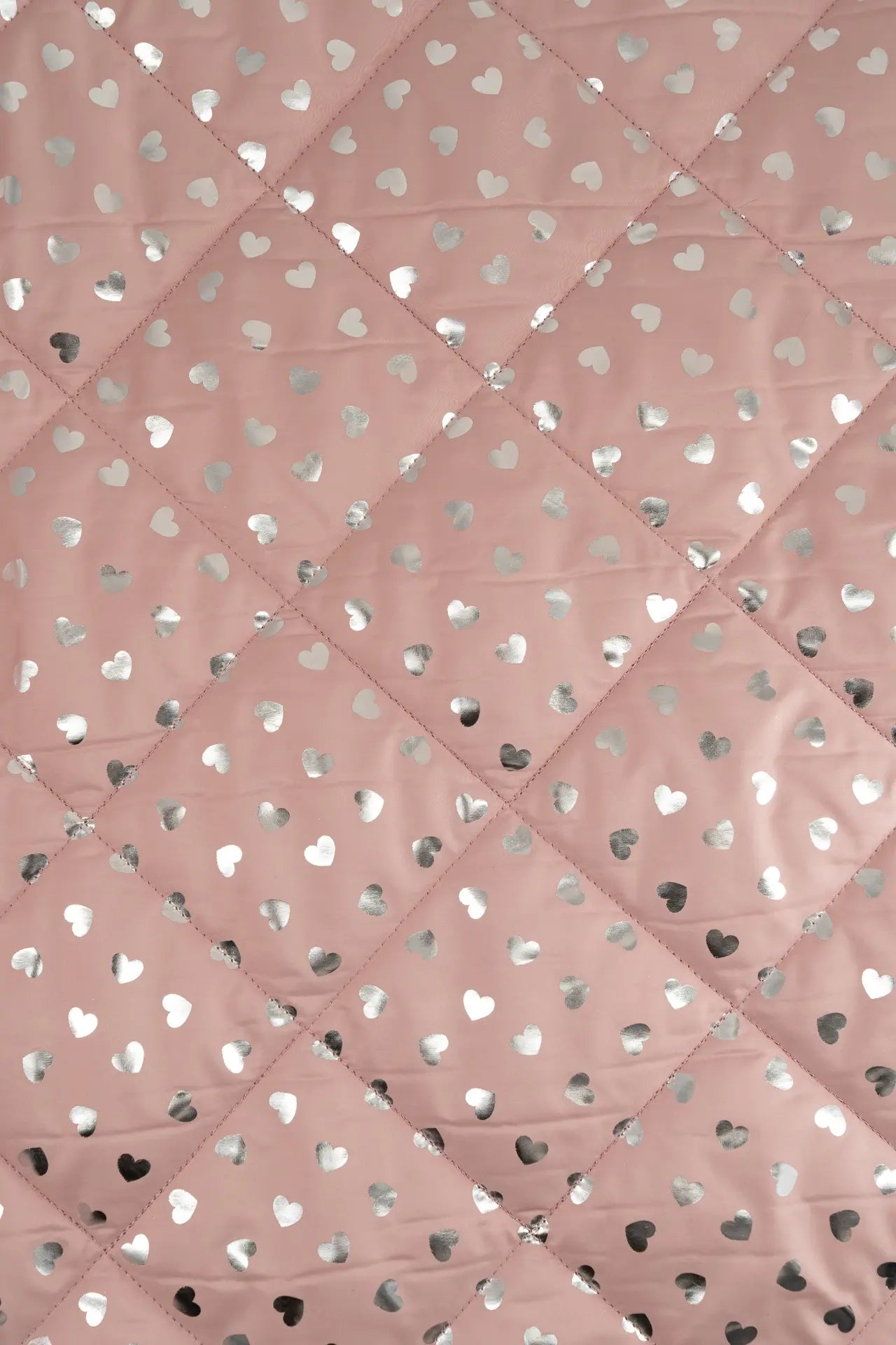 Almofada acolchoada com corações cor-de-rosa