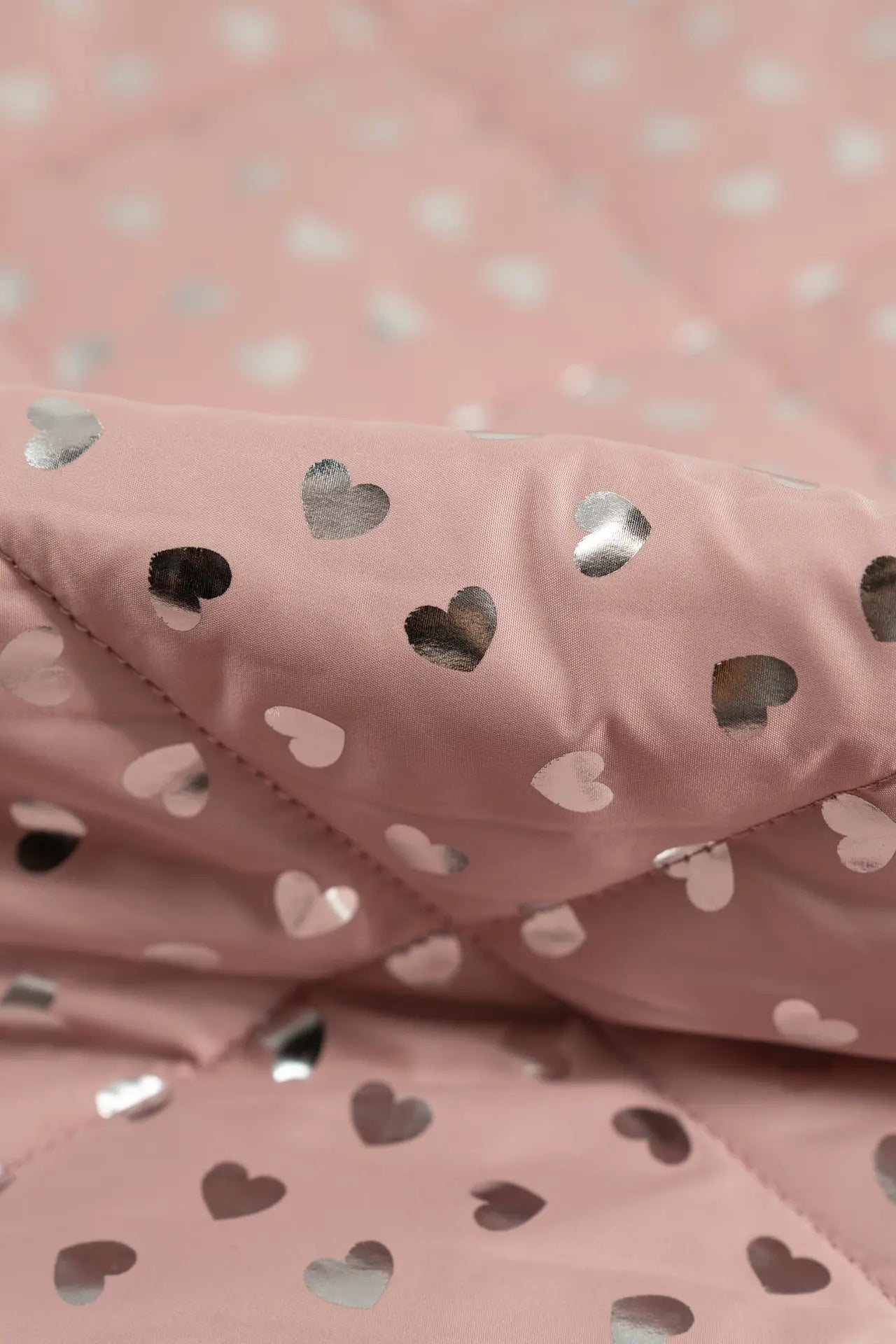 Almofada acolchoada com corações cor-de-rosa