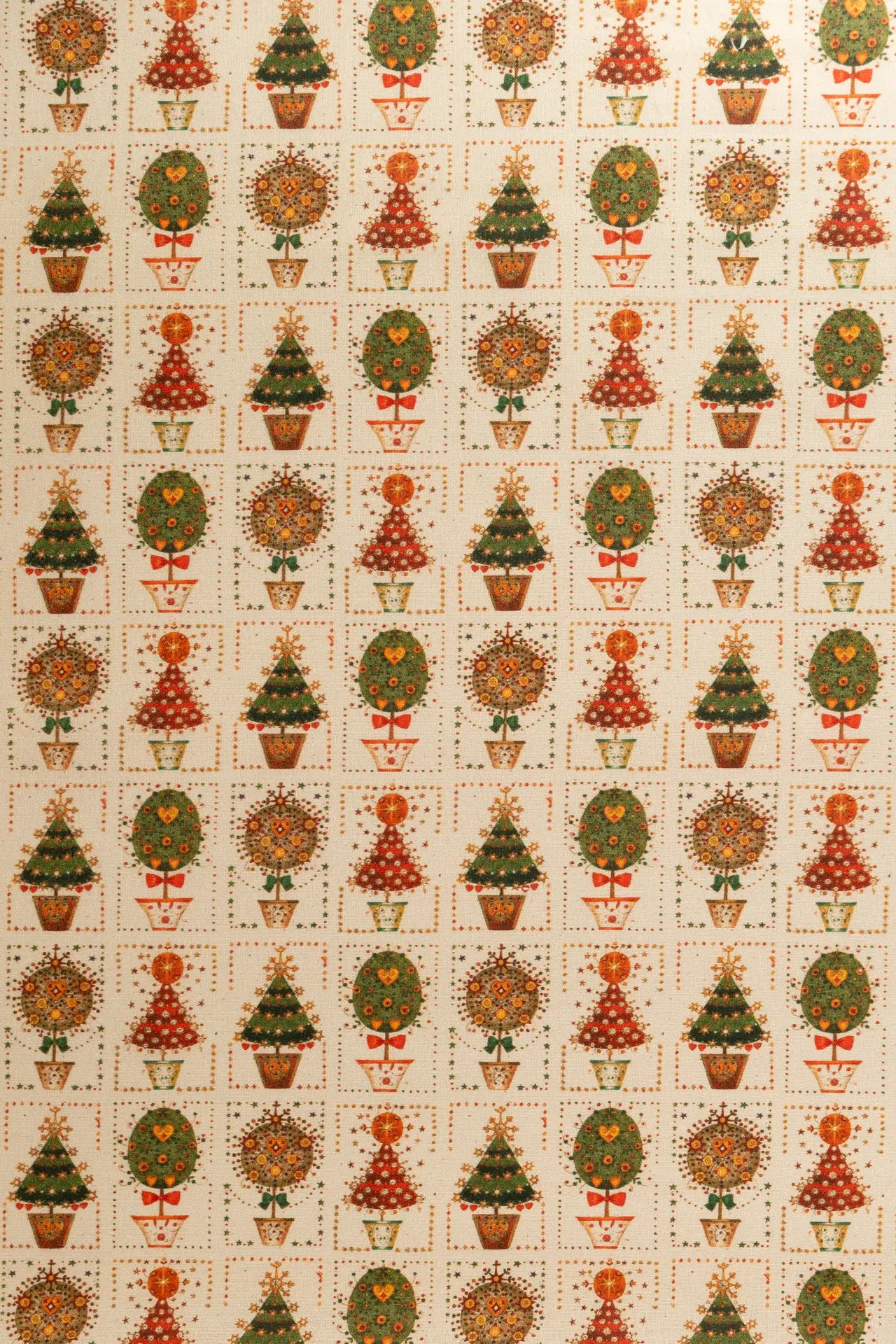 Árvores de Natal e vasos de flores