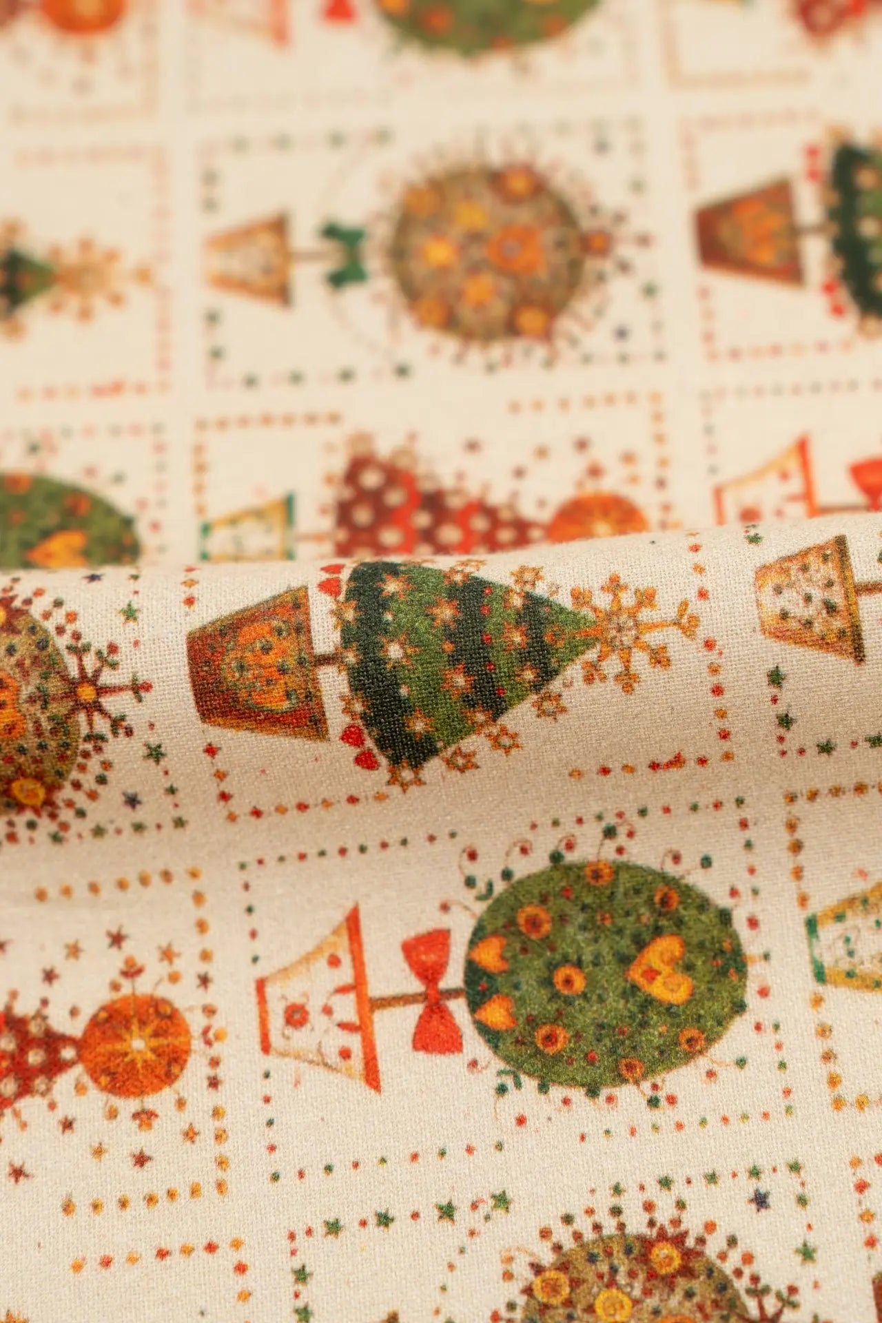 Árvores de Natal e vasos de flores