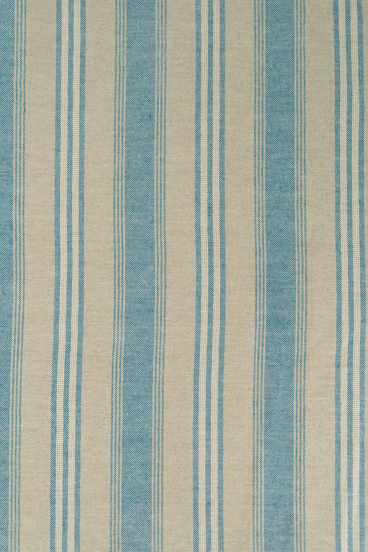 Tela larga às riscas em azul e bege