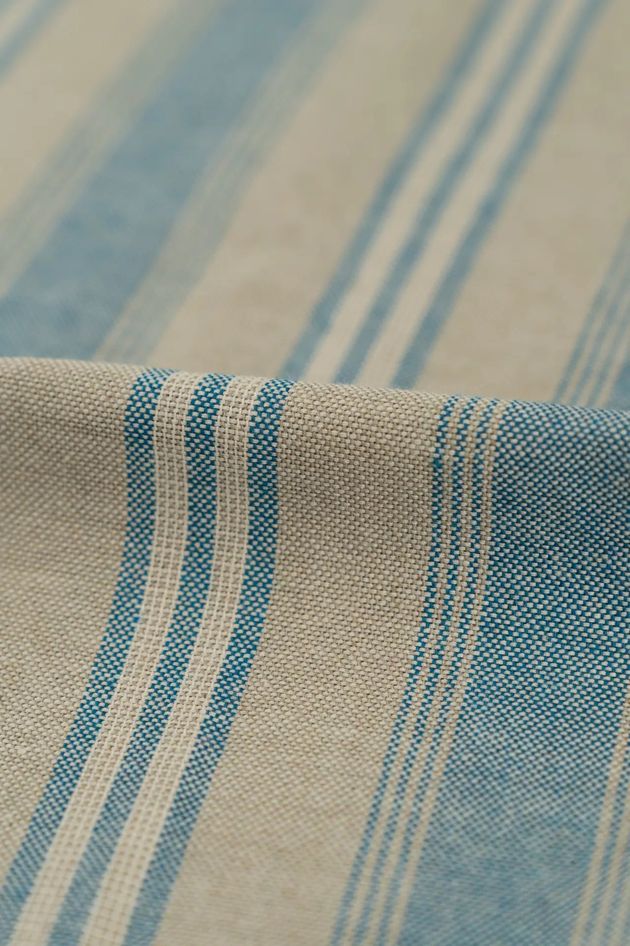 Tela larga às riscas em azul e bege