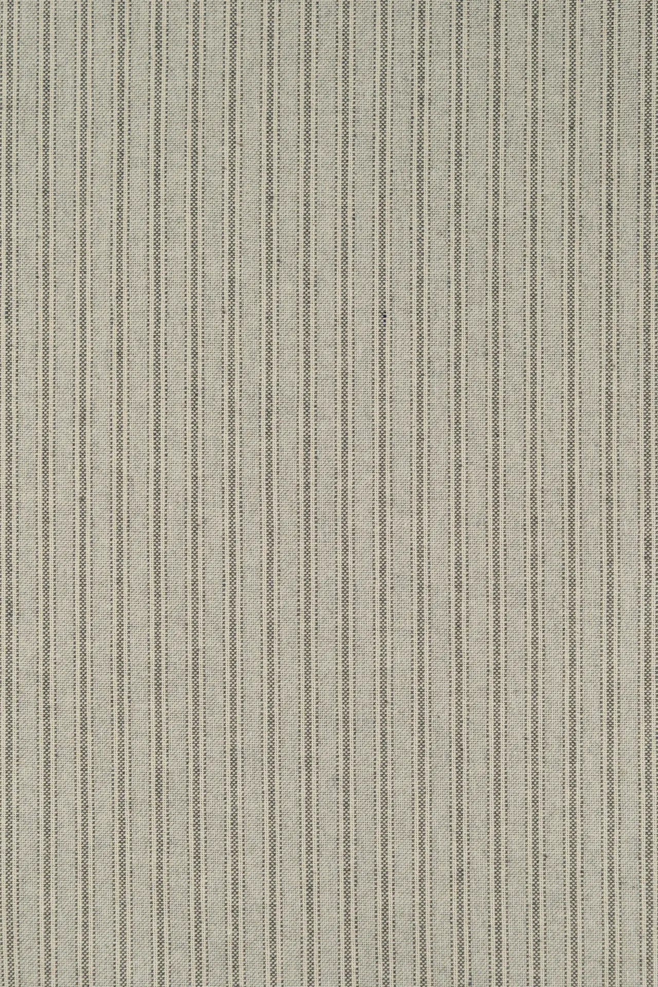Tela fina às riscas, em tons de cinza claro e escuro.