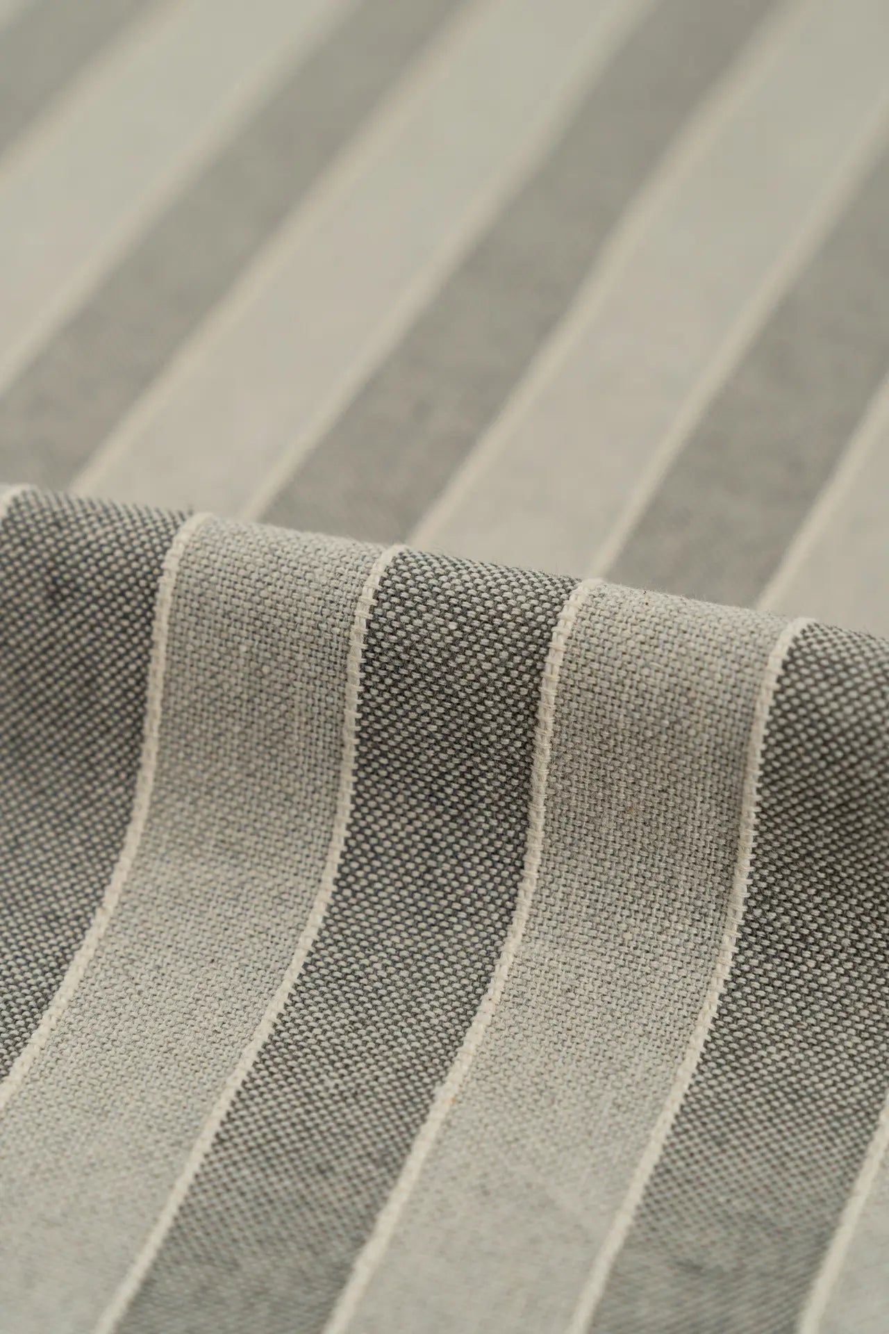 Tela listrada média, cinzento claro e escuro