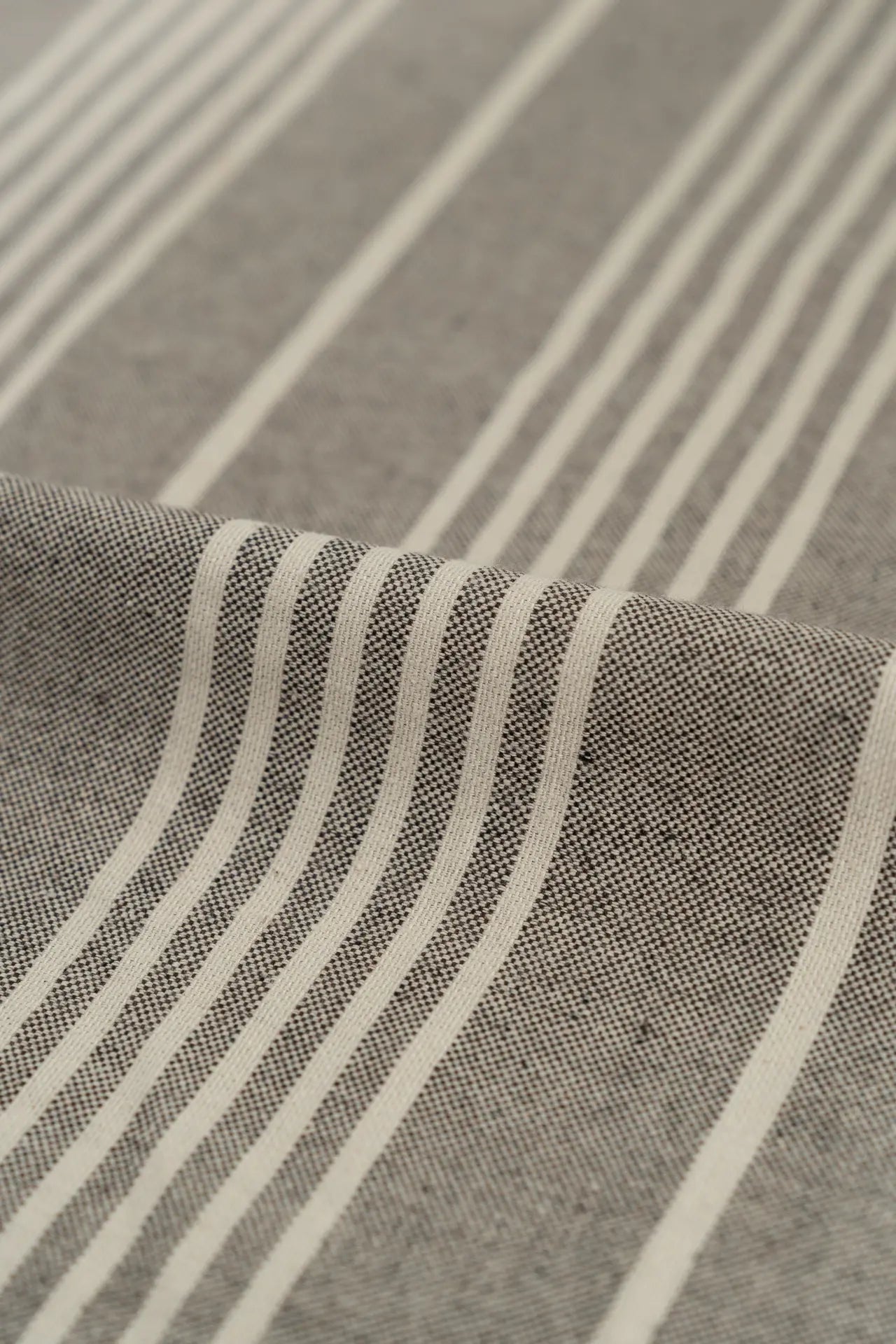 Tela listrada castanha e branca