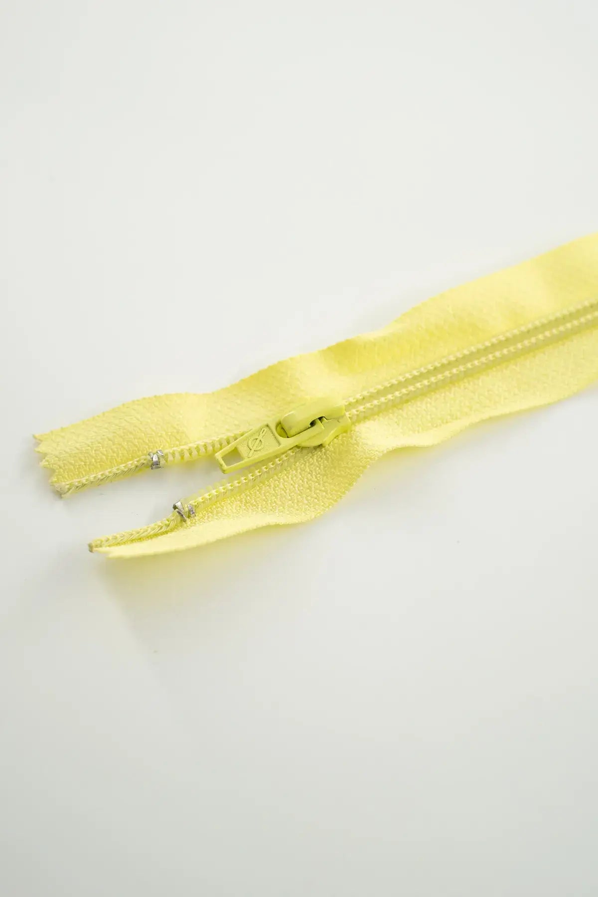 Cremallera nylon n5 60 cm amarillo fluor c/0508 s/036614