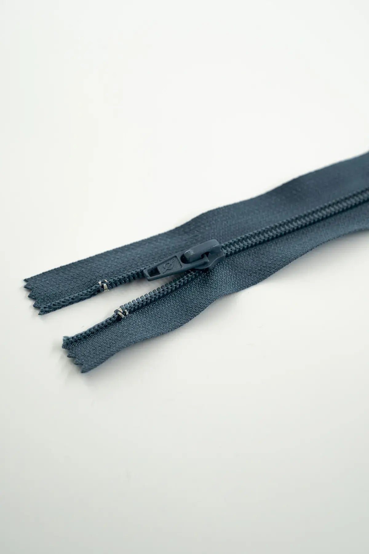 Cremallera nylon n5 60 cm gris medio c/716 s/036614