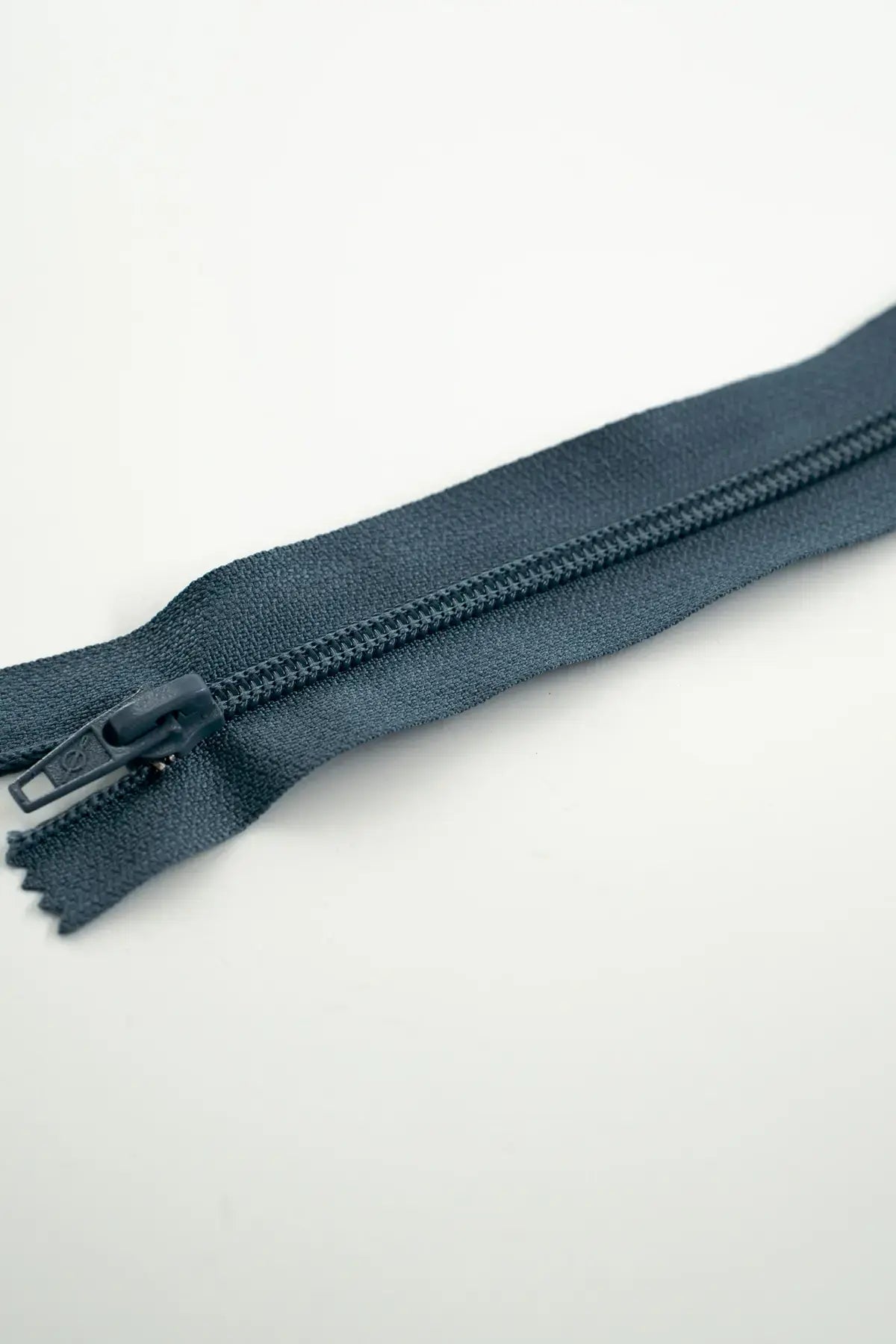 Cremallera nylon n5 60 cm gris medio c/716 s/036614