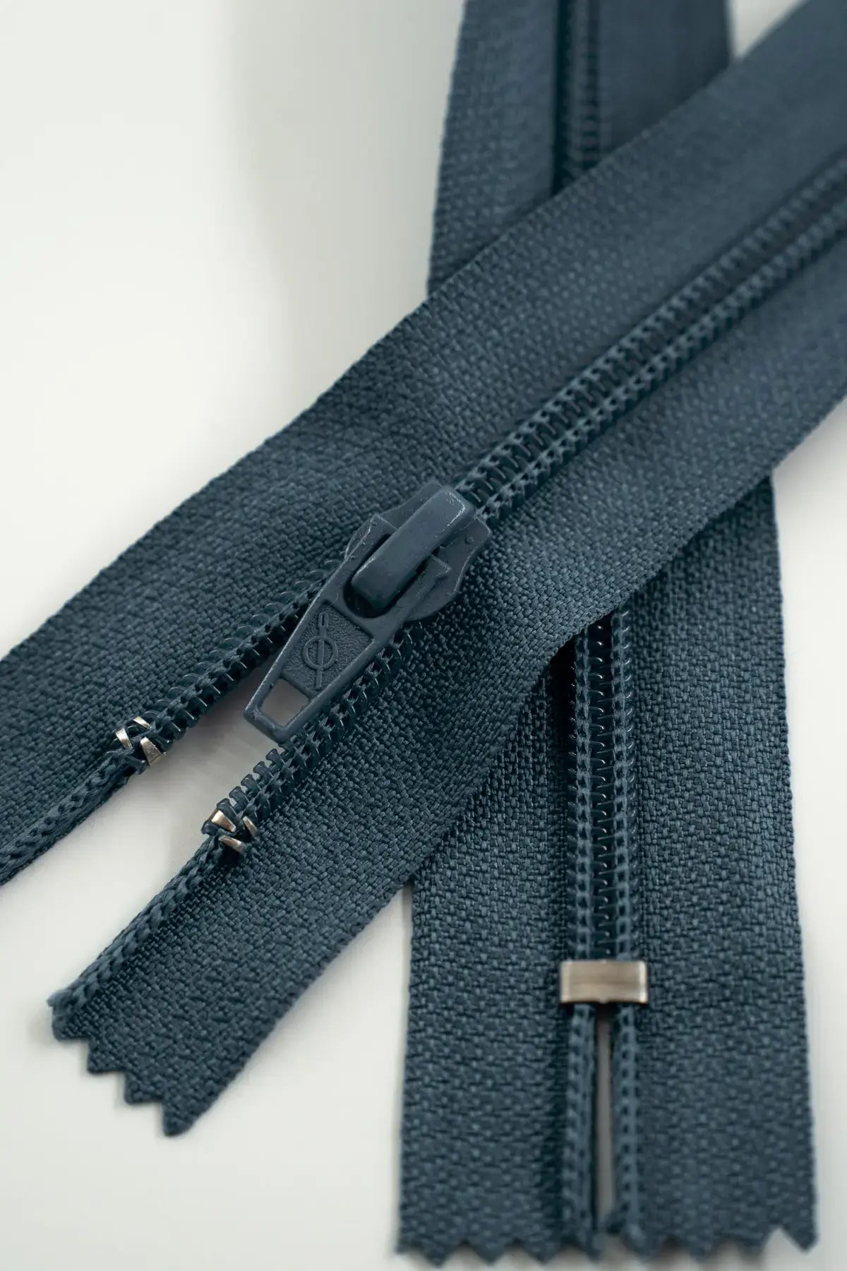 Cremallera nylon n5 60 cm gris medio c/716 s/036614