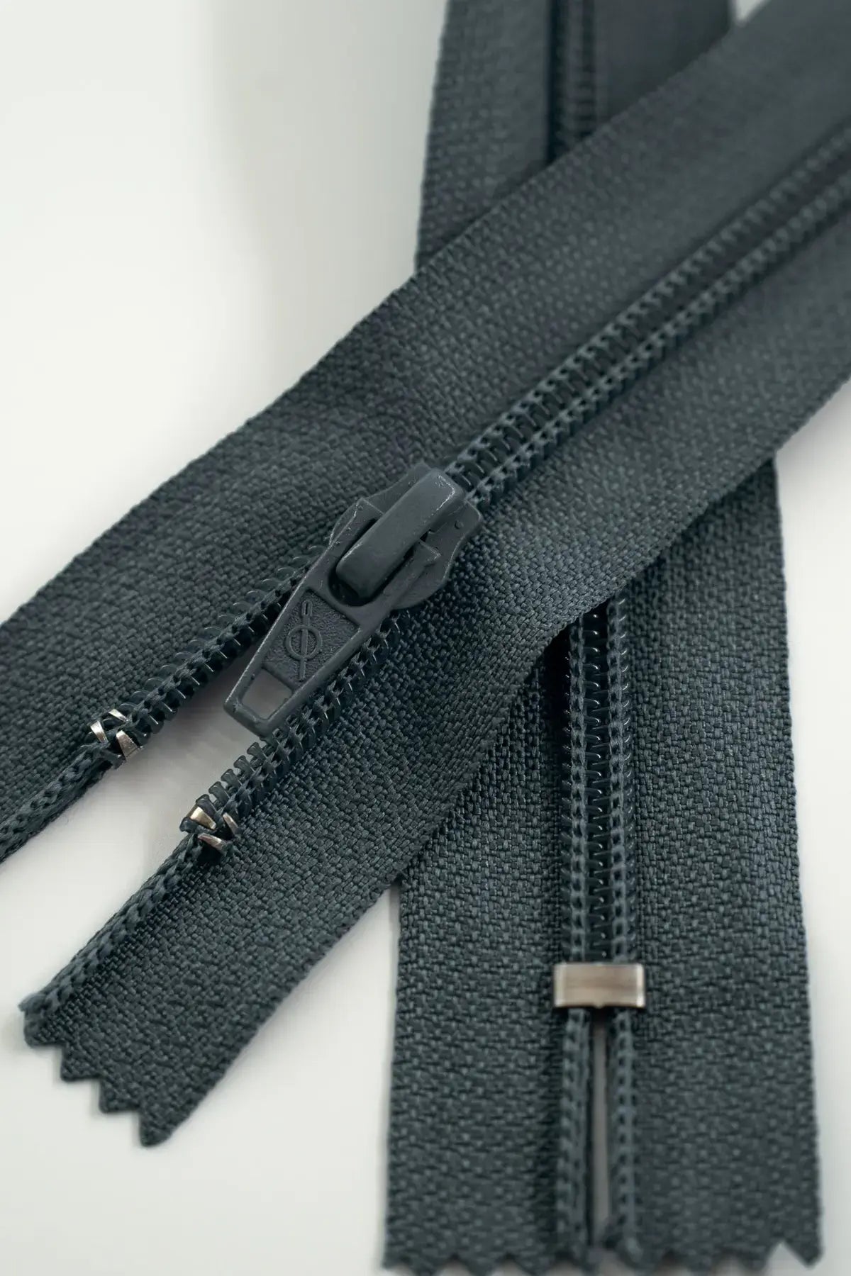 Cremallera nylon n5 60 cm gris oscuro c/720 s/036614