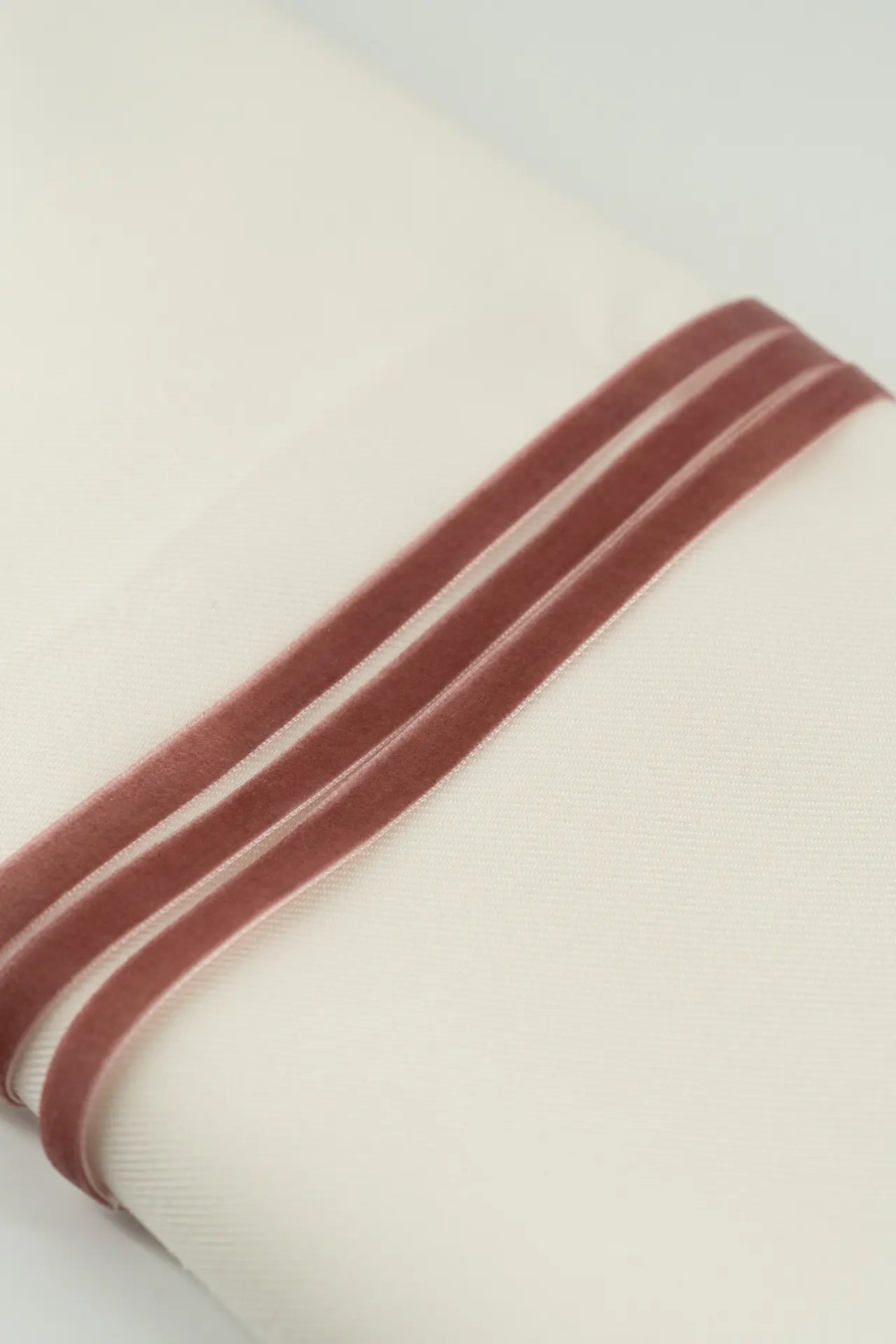 maquilhagem com fita de veludo