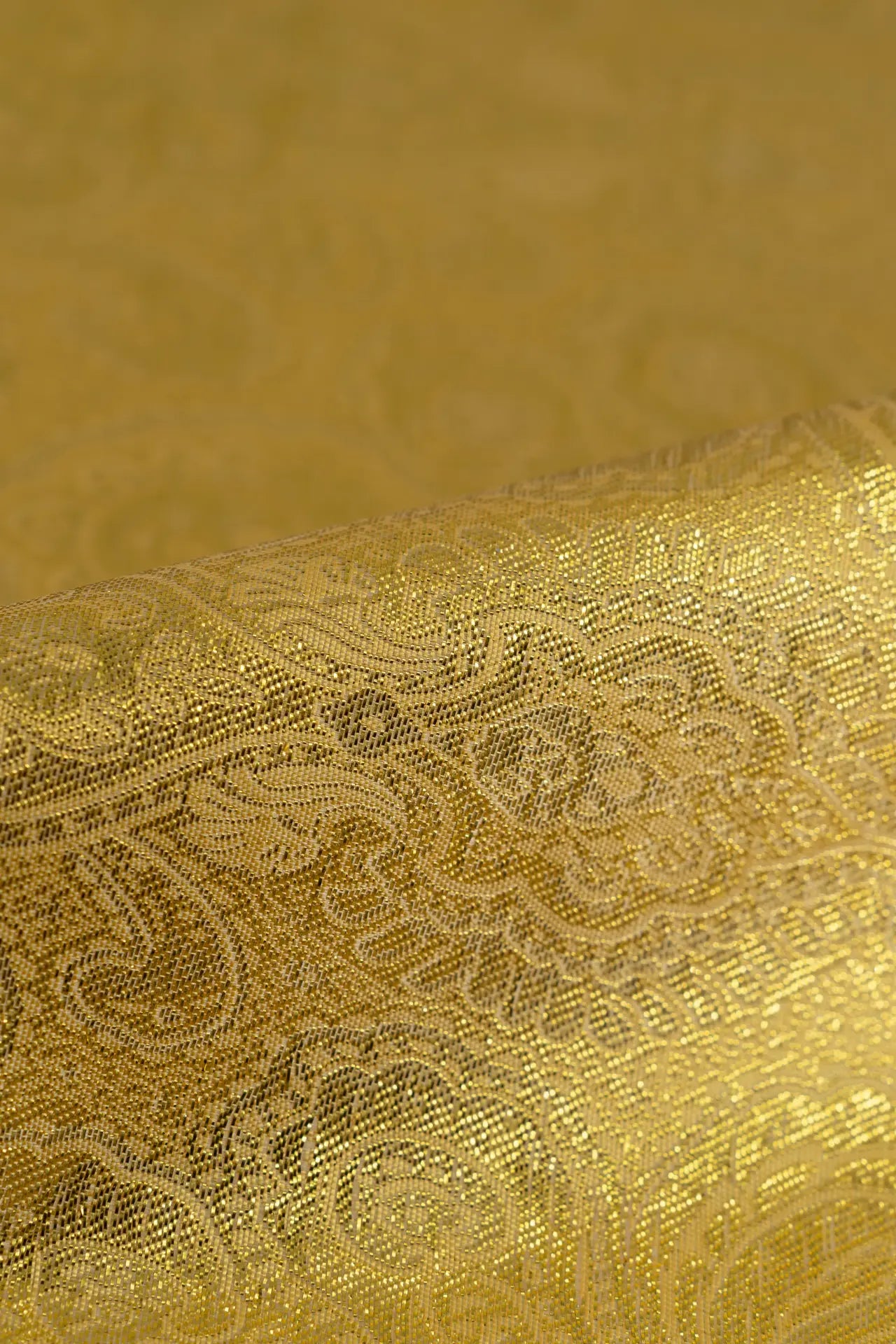 Jacquard dourado intenso