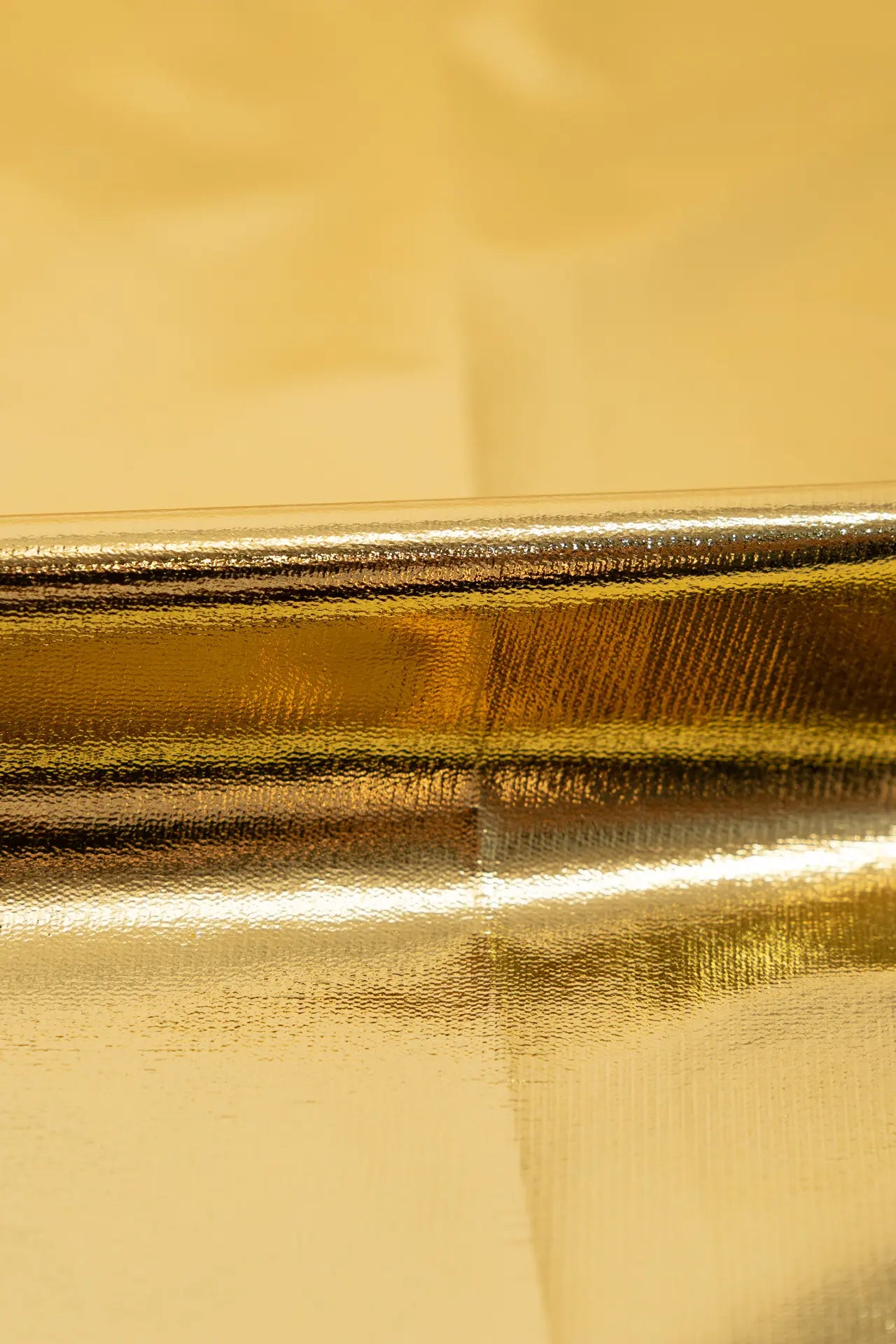 Lame dourado intenso