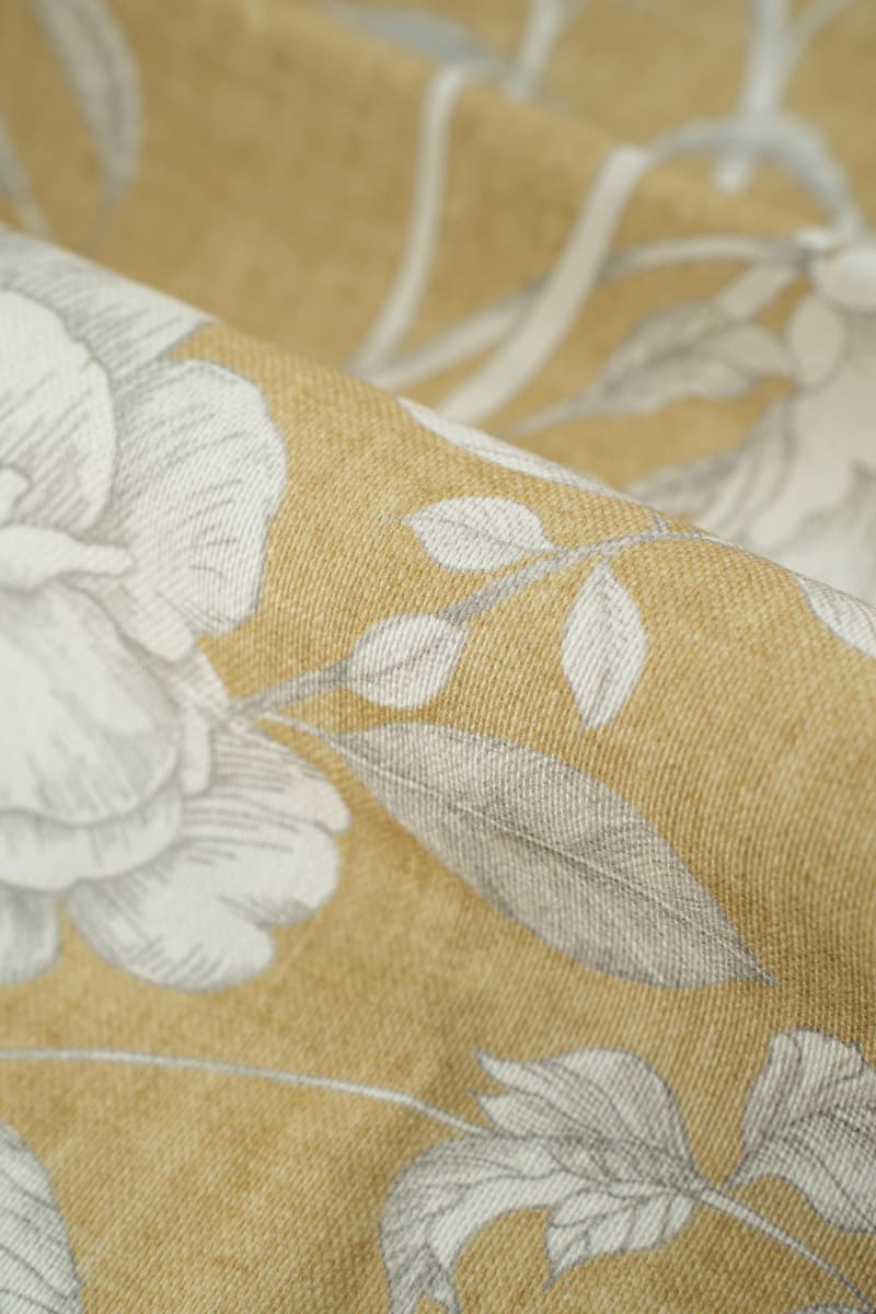 Loneta color amarillo estampado de flores