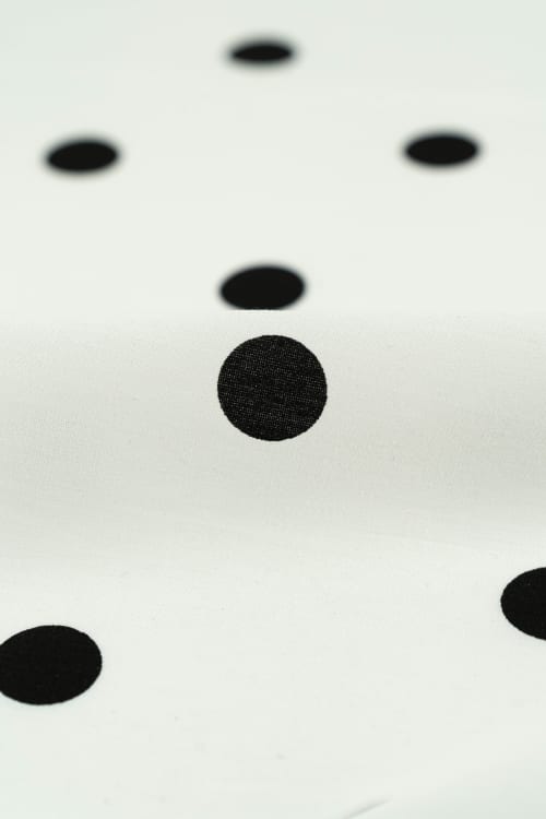 Popelin color blanco con lunar negro de 18mm
