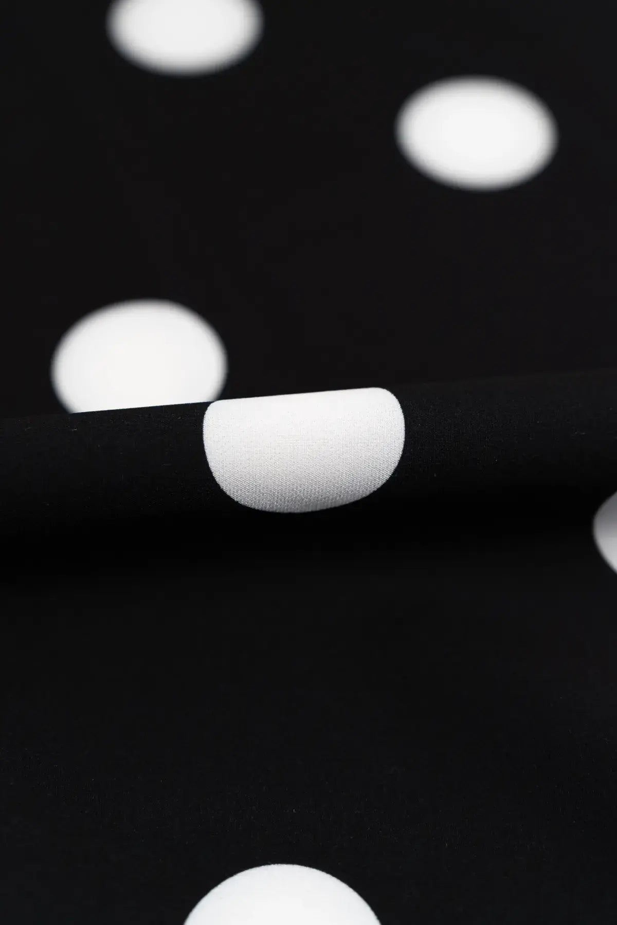 Sarga color negro con lunares blancos 