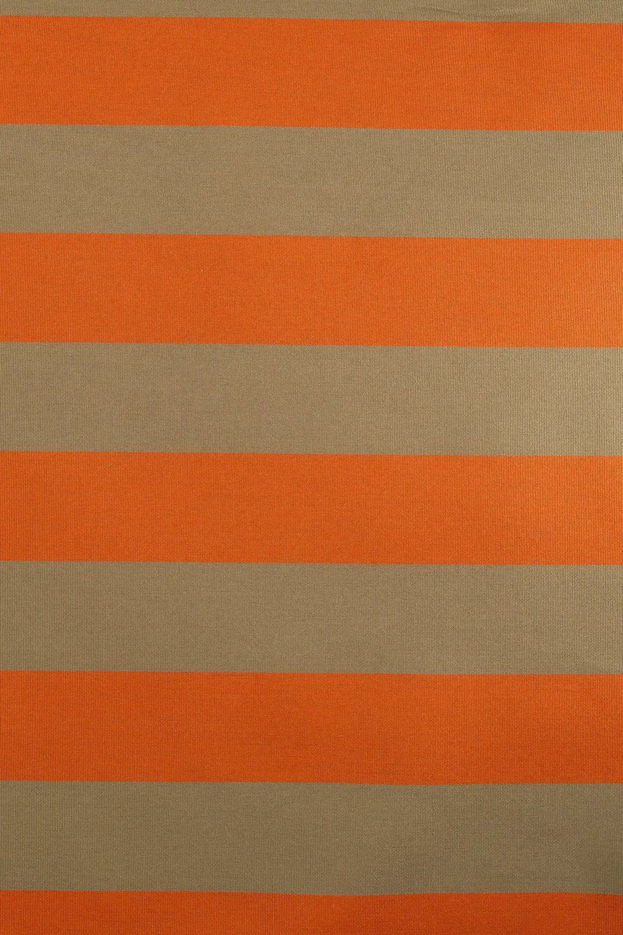 Toldo exterior listrado em casca de pinheiro