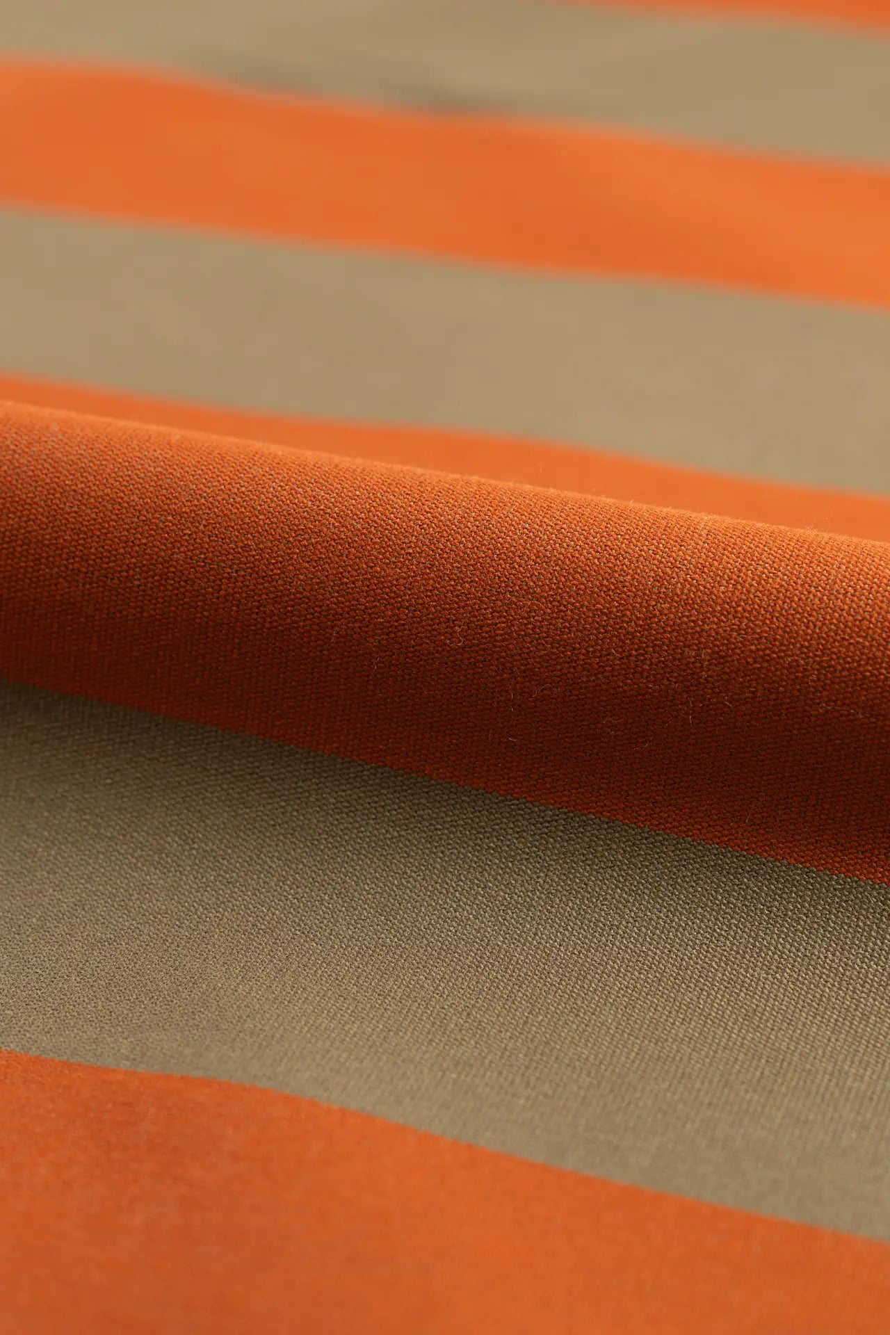 Toldo exterior listrado em casca de pinheiro