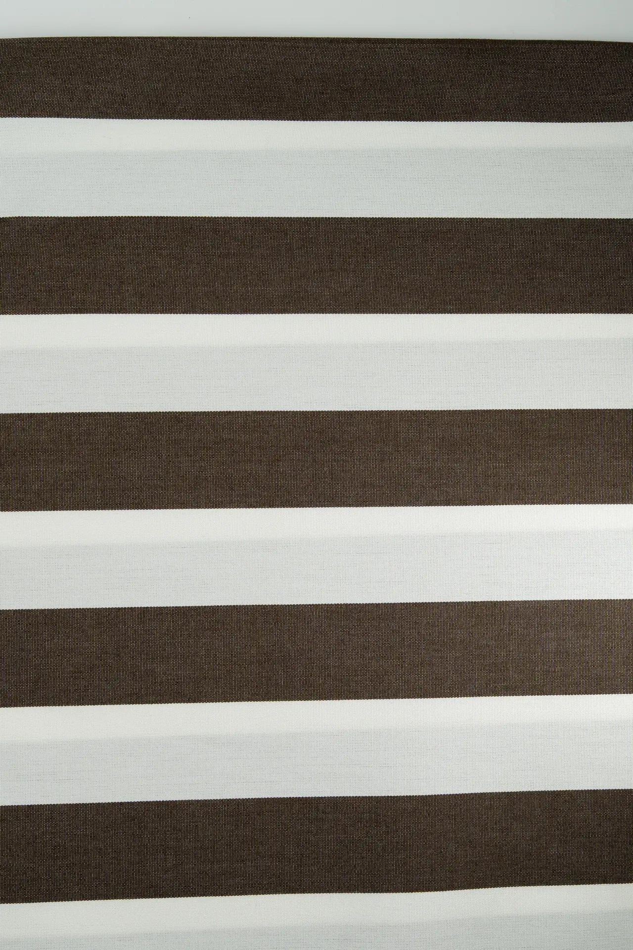 Toldo exterior com riscas cor de chocolate negro