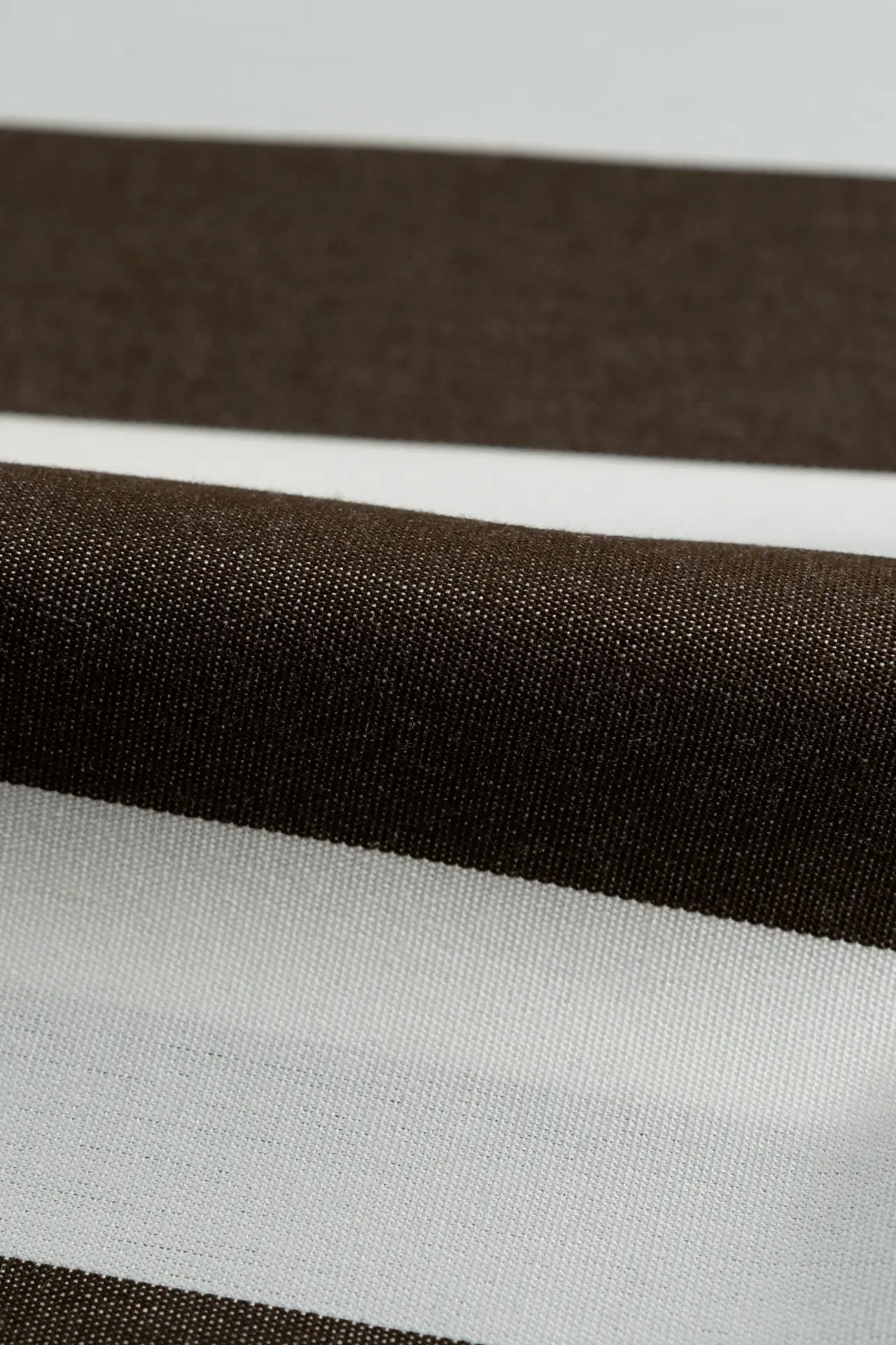 Toldo exterior com riscas cor de chocolate negro