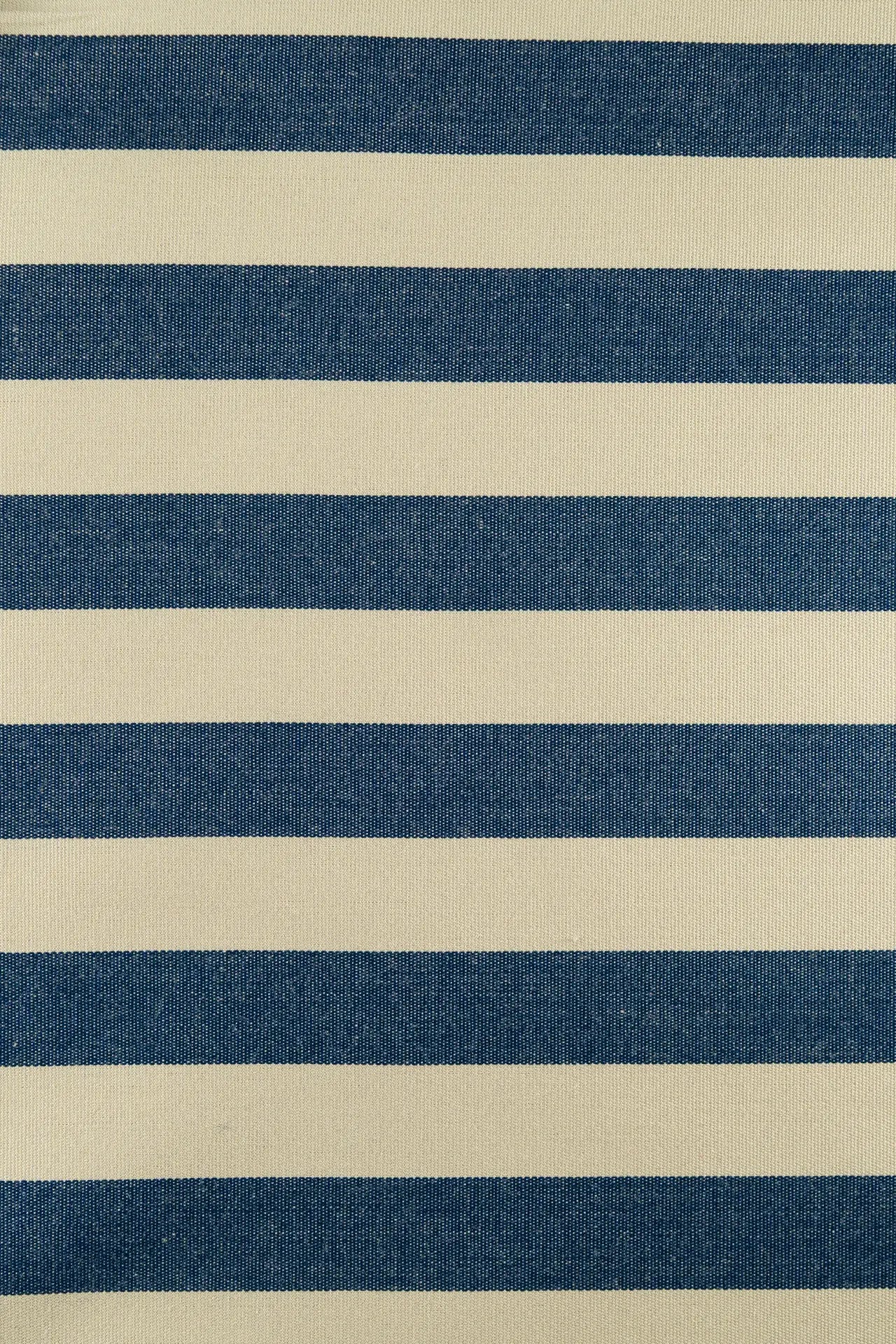 Toldo exterior com riscas em azul-marinho