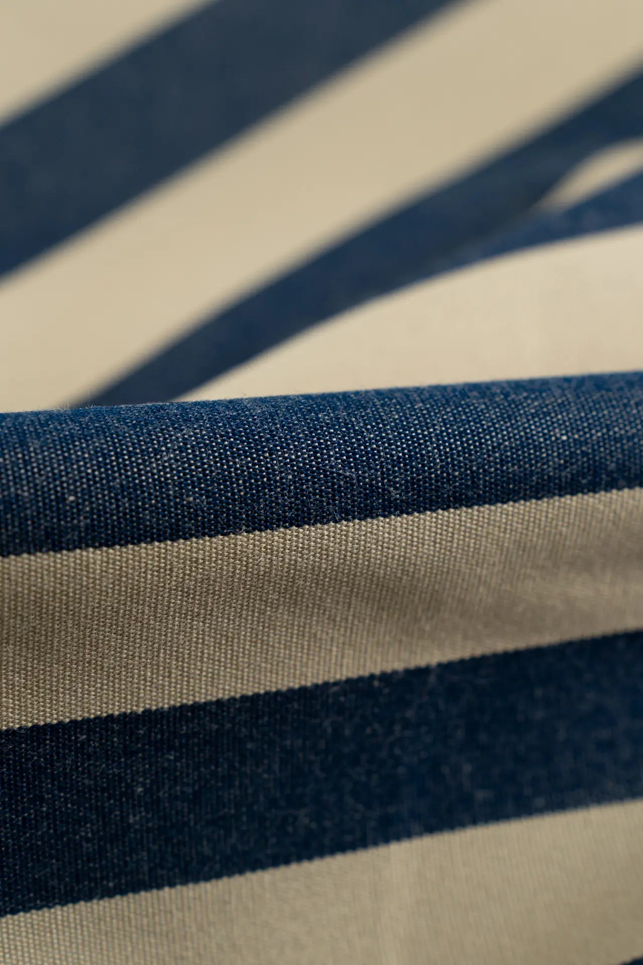 Toldo exterior com riscas em azul-marinho