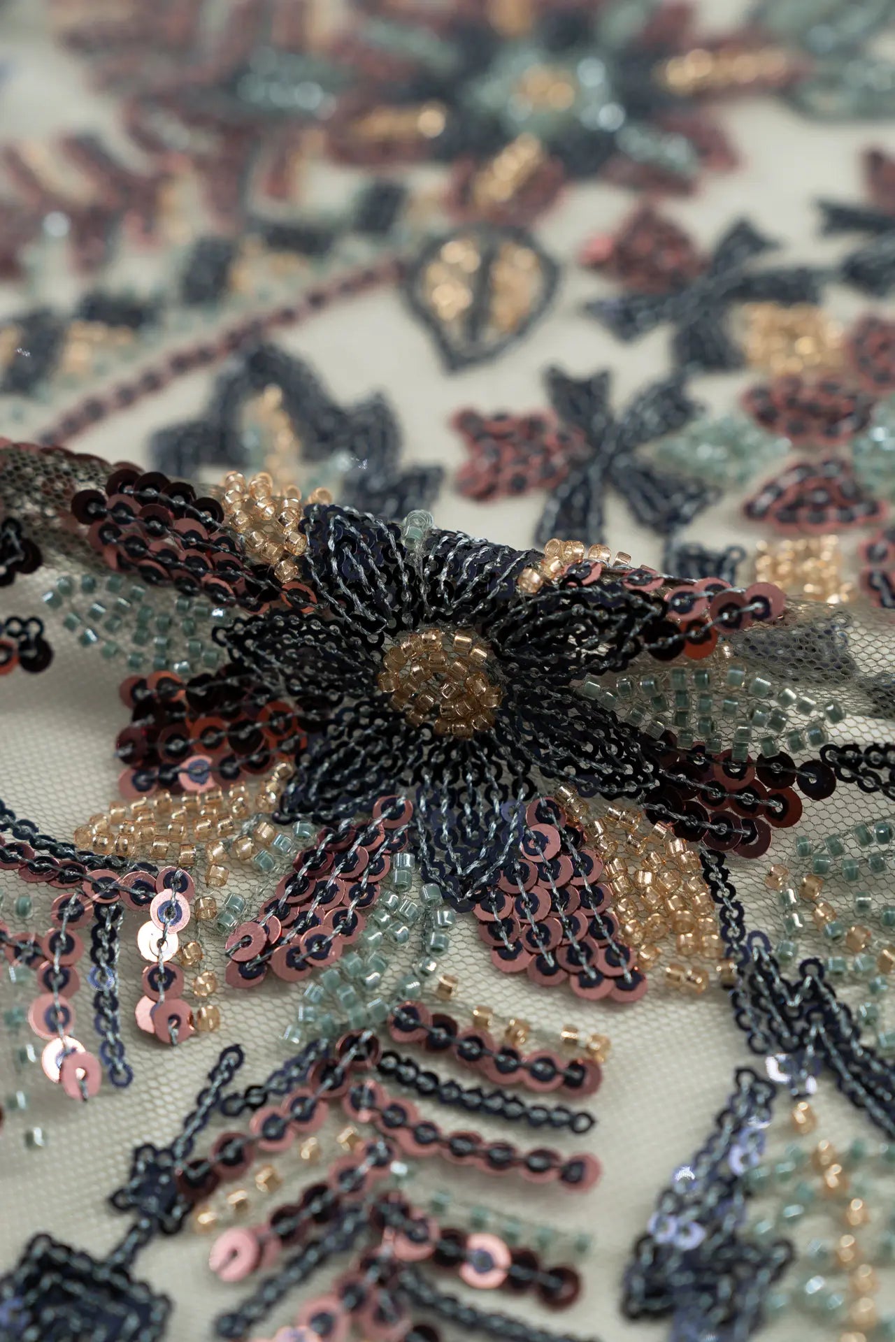 tule de strass cor pêssego à luz das velas