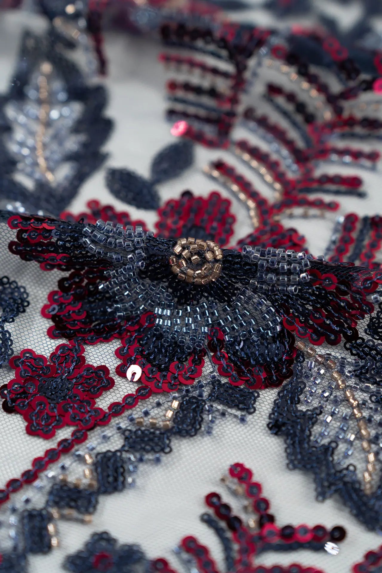 Rosa de tule com strass vermelha