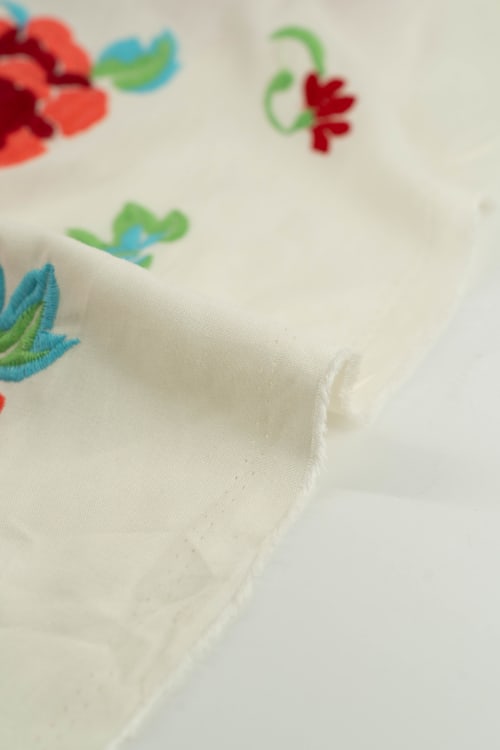 Tela con estampado de flora color crema