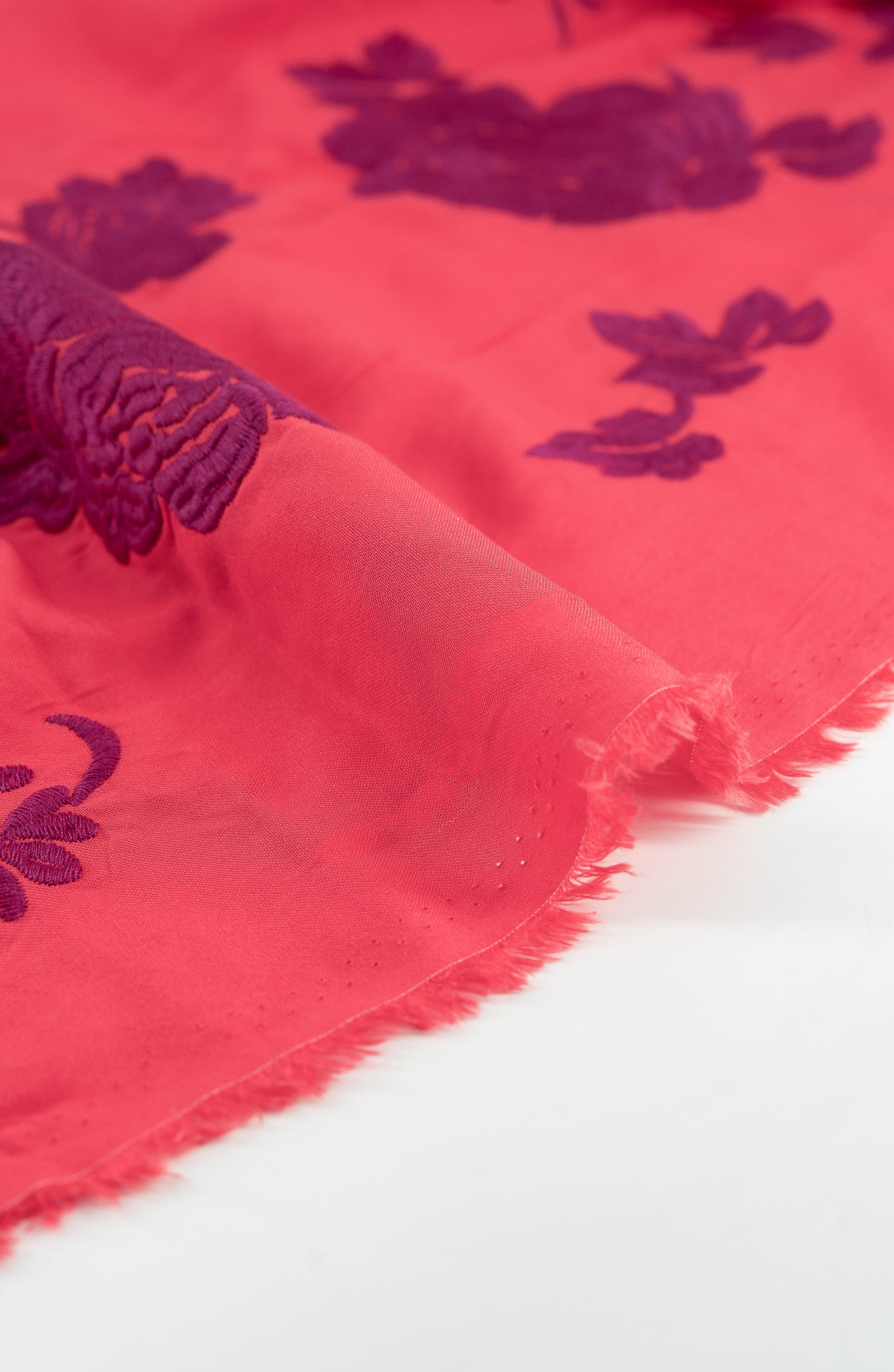 Tela con estampado de flora color fucsia