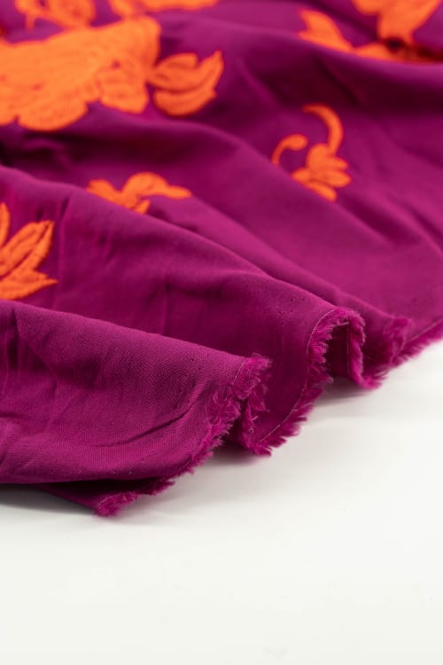 Tela con estampado de flora color buganvilla