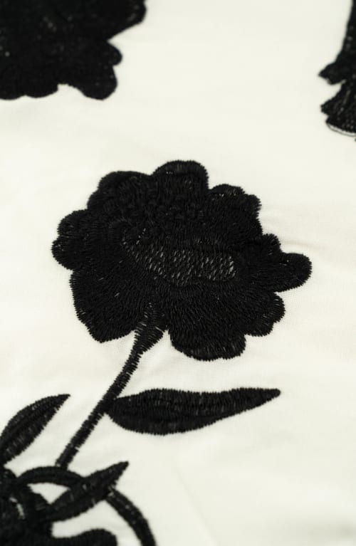 Tela con estampado color crema